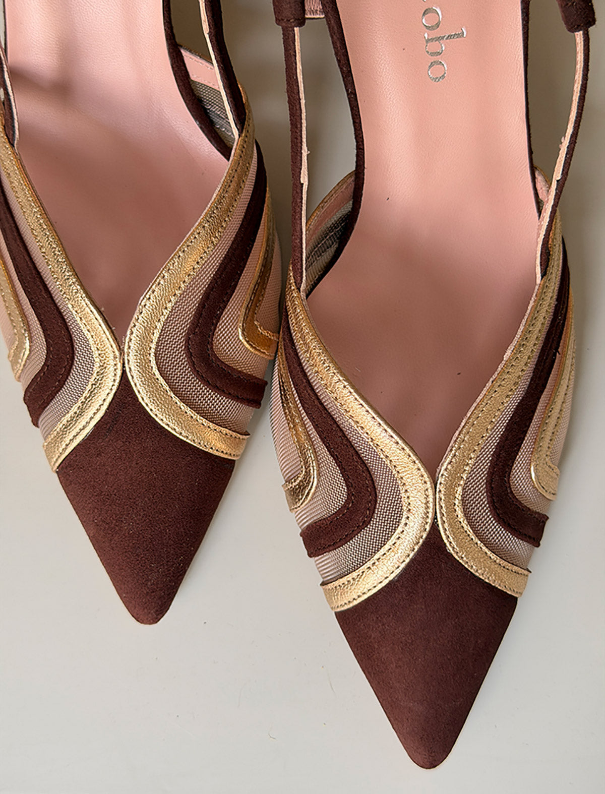 Zapato mujer dorado tacón medio muy chic rejilla