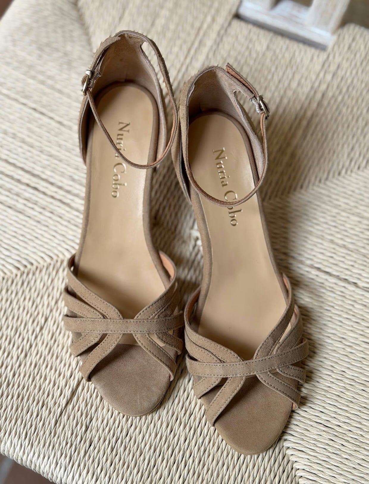 Sandalia beige de tacón medio combinada con pantalón marrón
