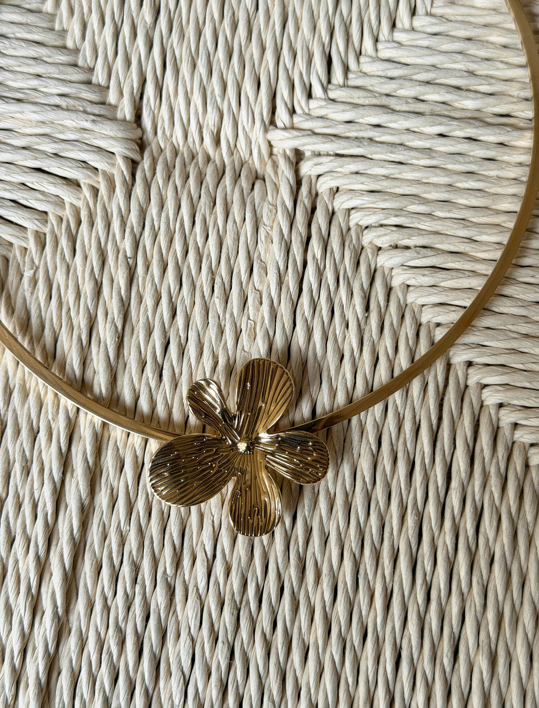 Gargantilla con flor dorada Elsa