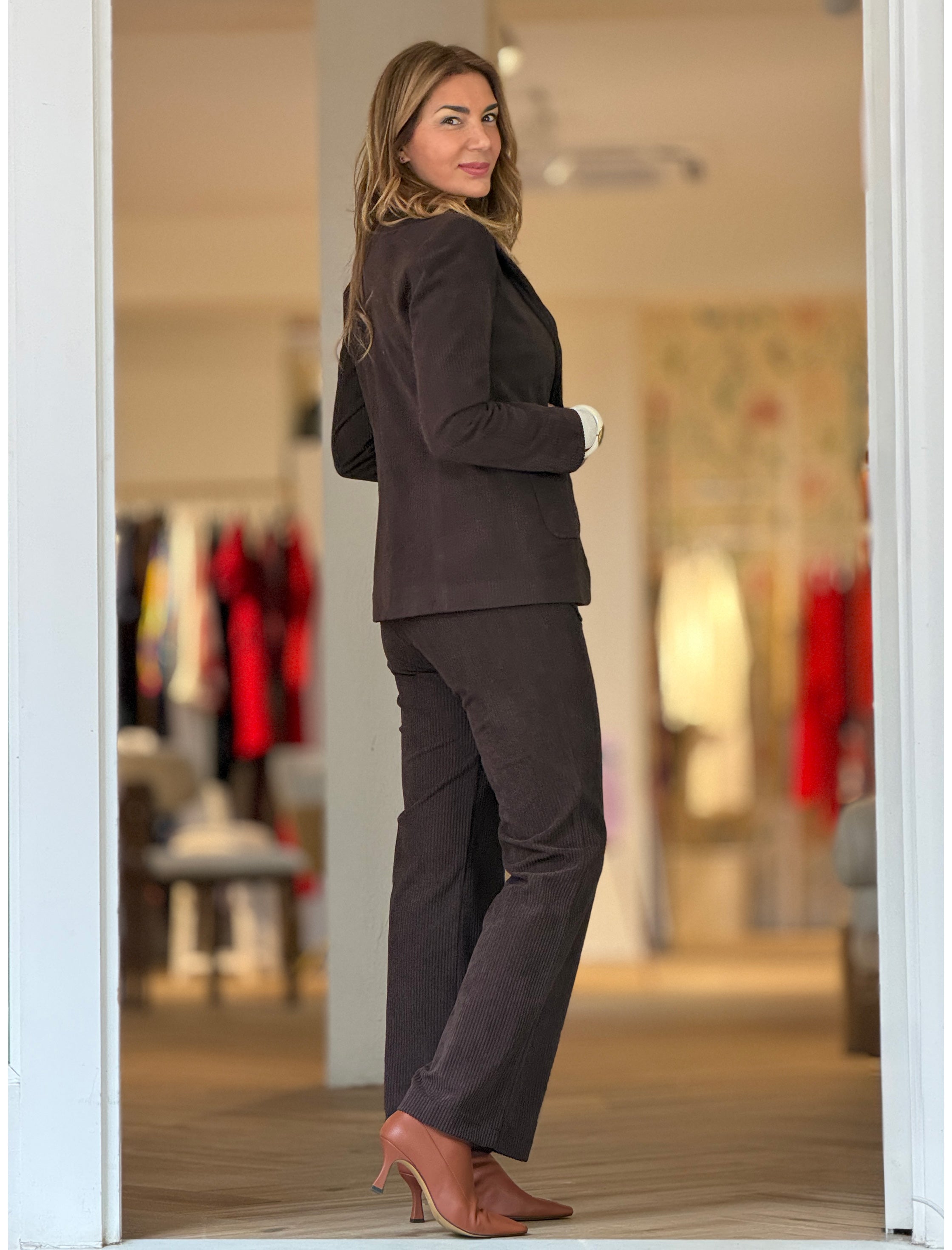 Total look chaqueta y pantalón de pana marrón chocolate