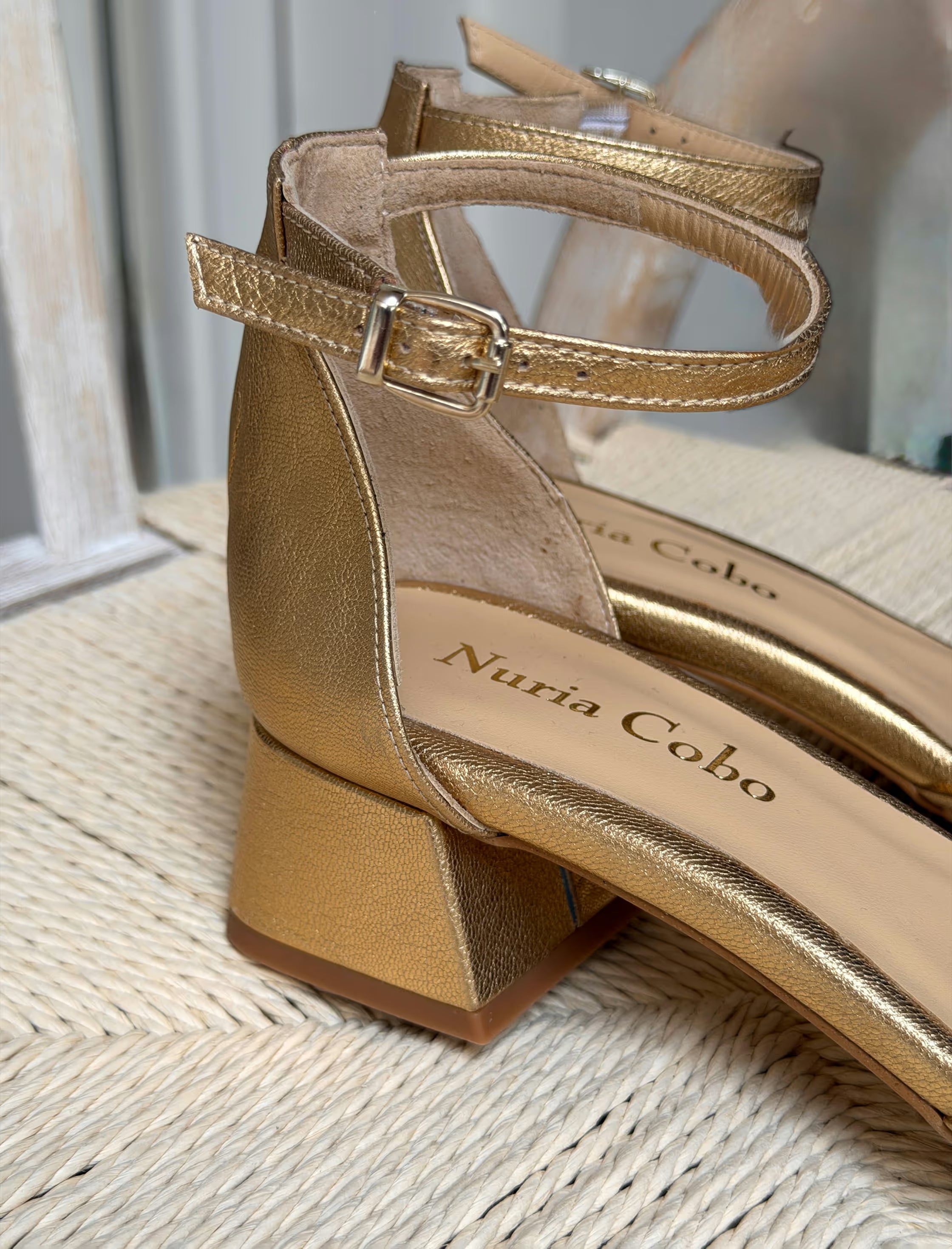 Sandalia tacón medio pulsera oro Dafne