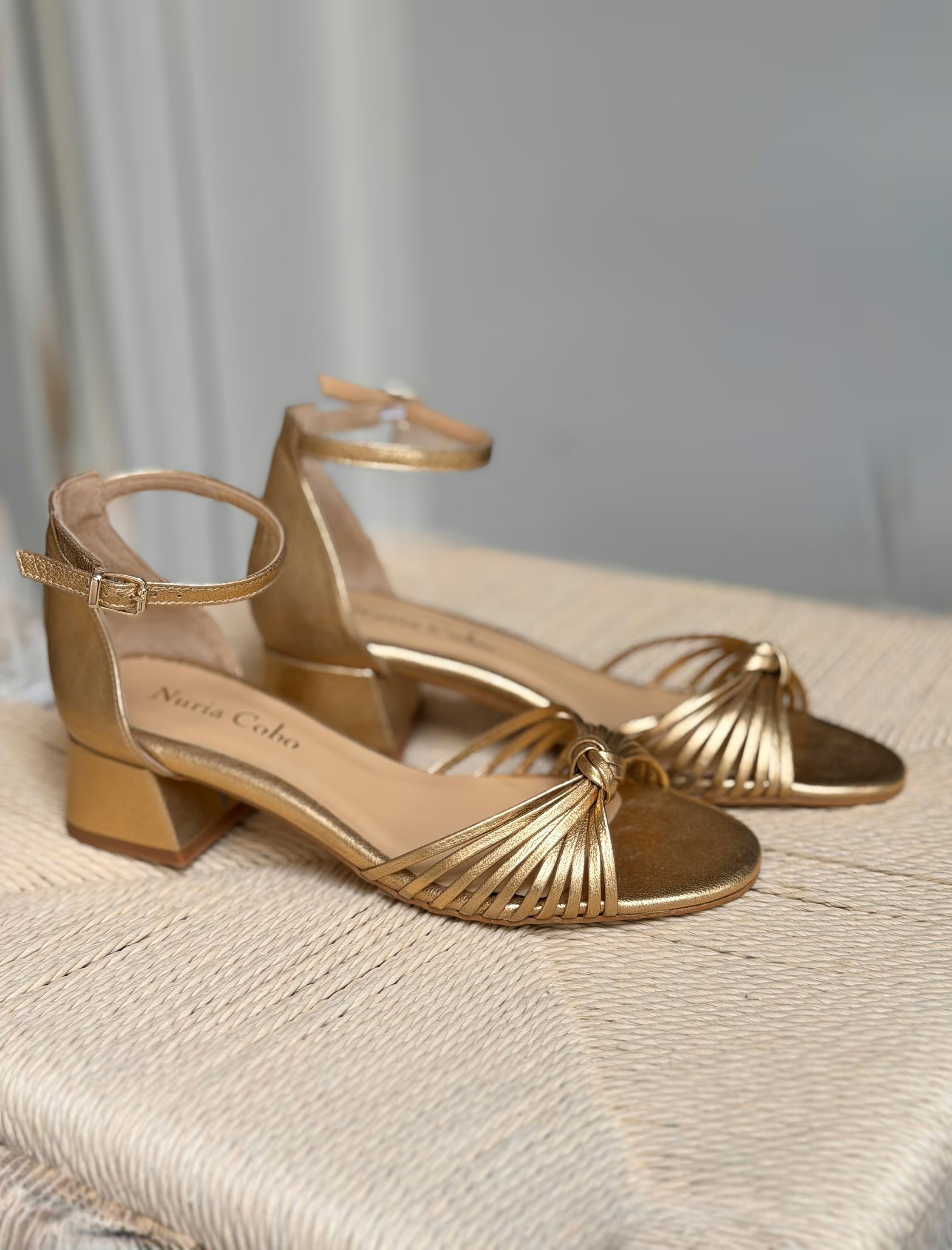 Sandalia tacón medio pulsera oro Dafne