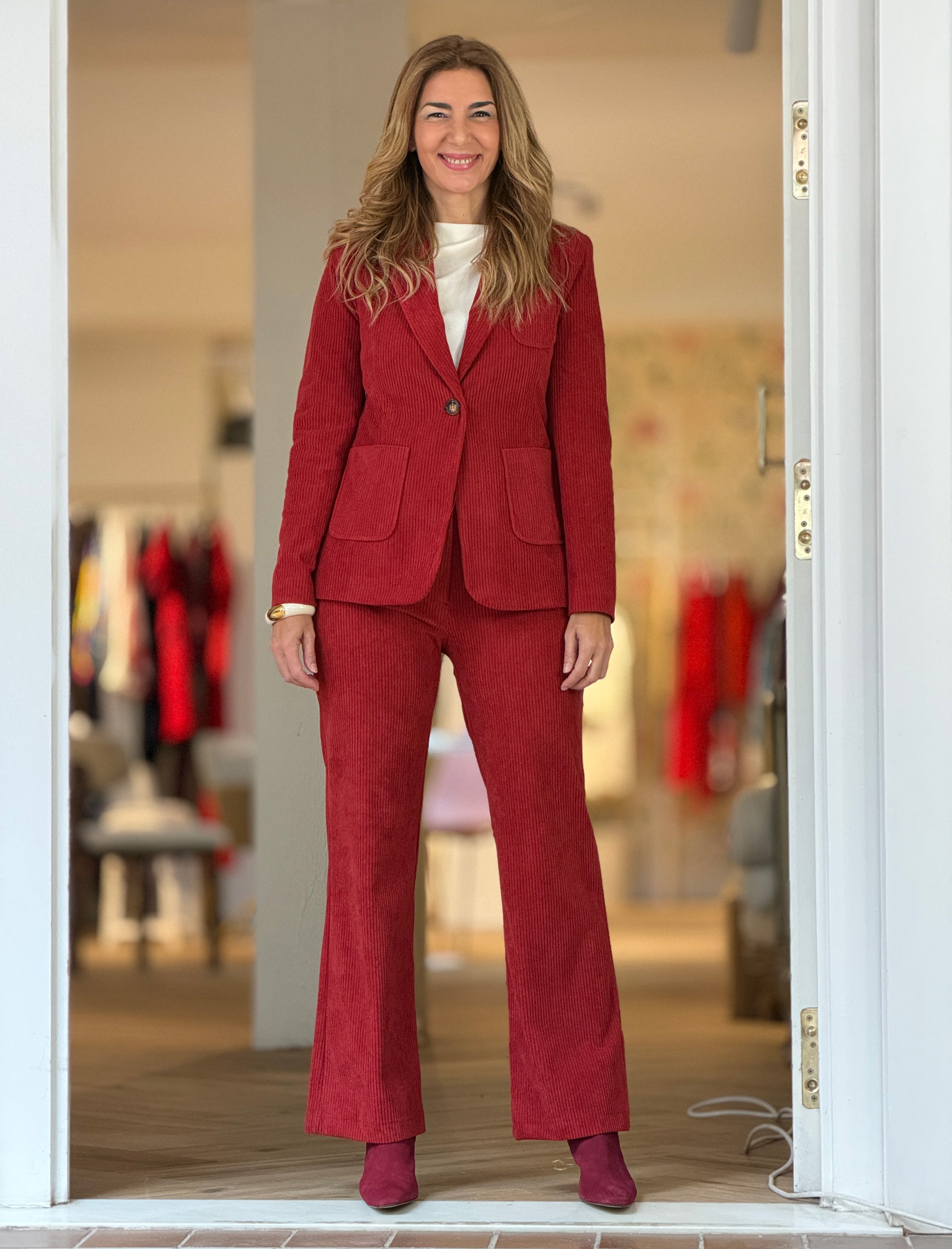 Total look chaqueta y pantalón de pana teja coral