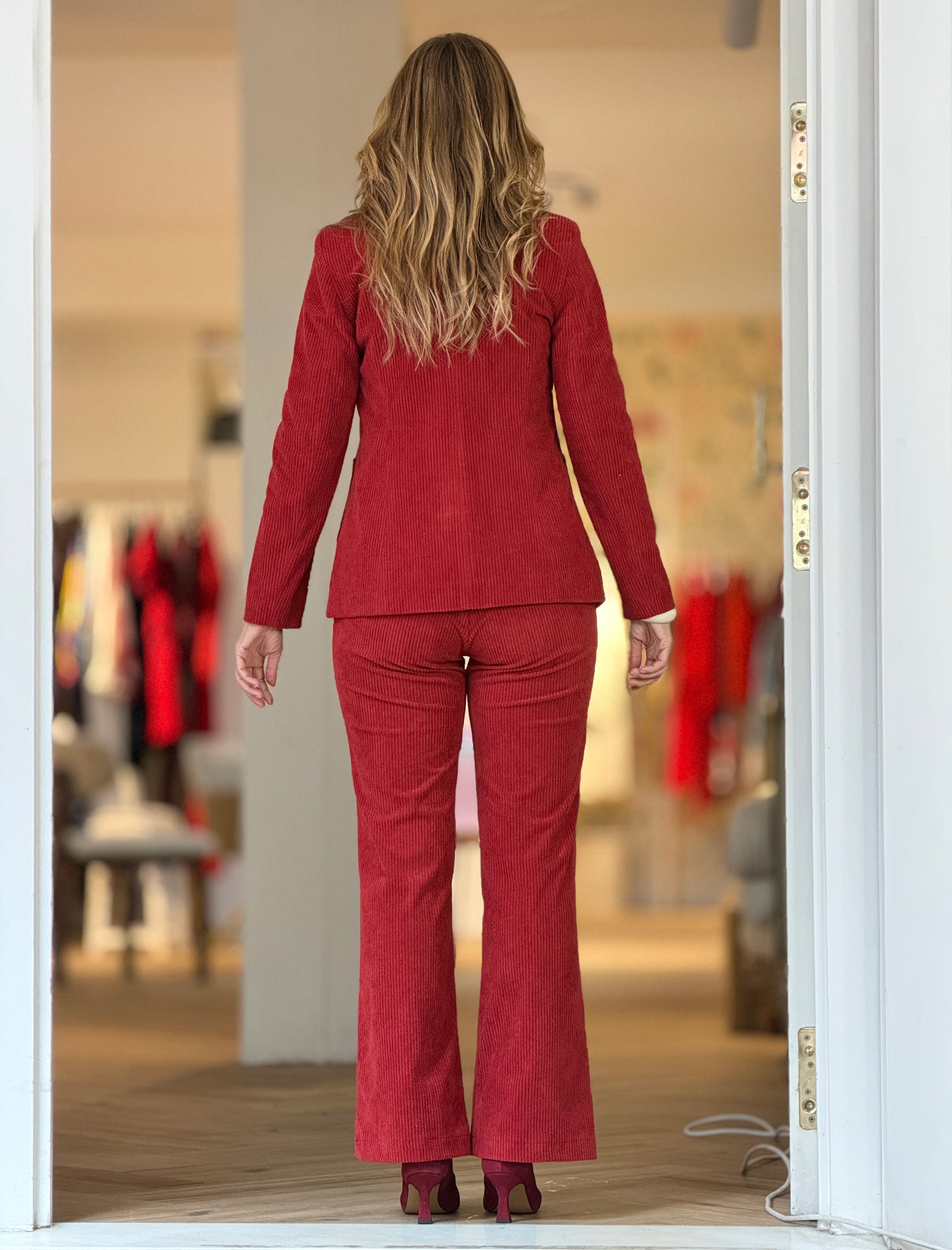 Total look chaqueta y pantalón de pana teja coral