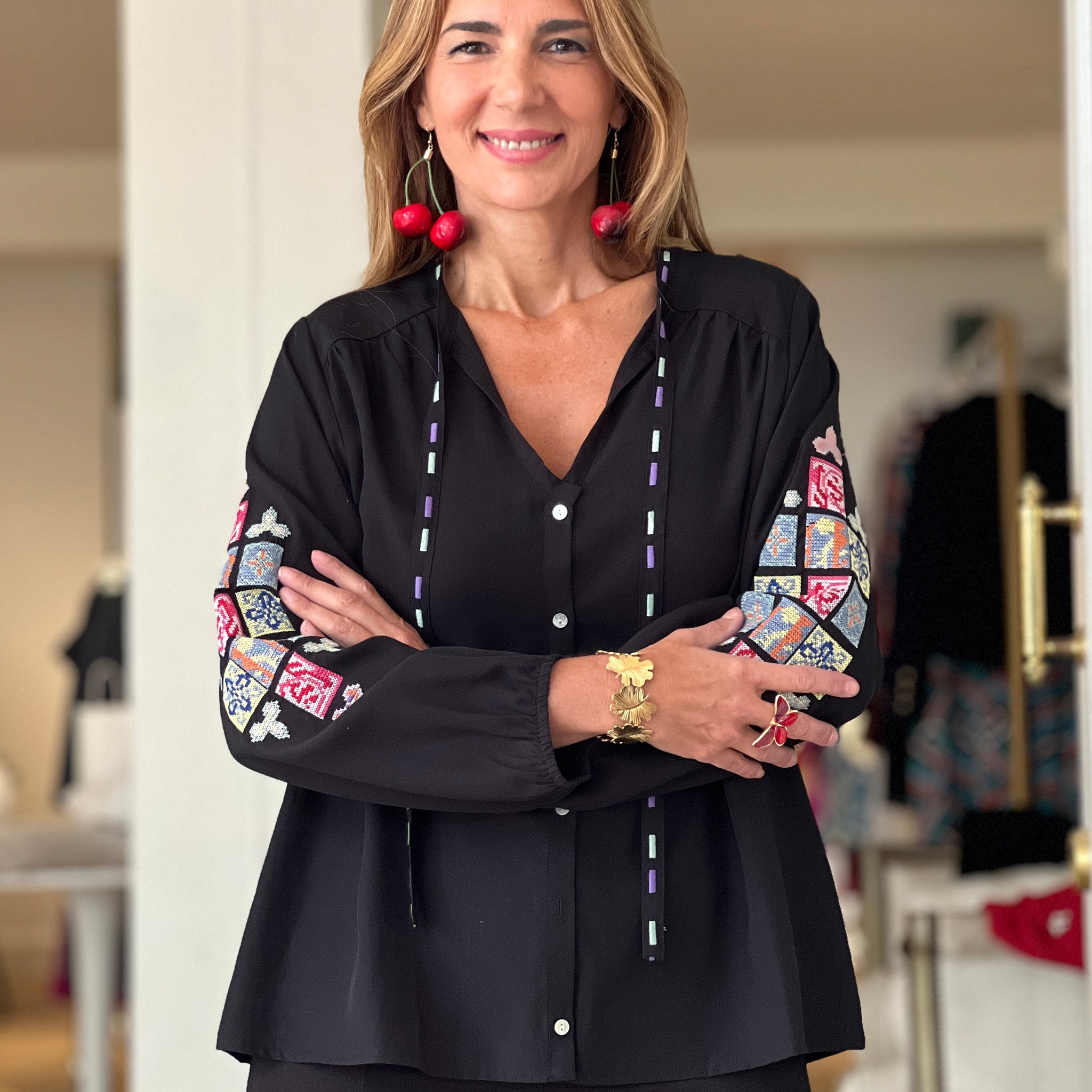 Camisa bordada punto de cruz negra