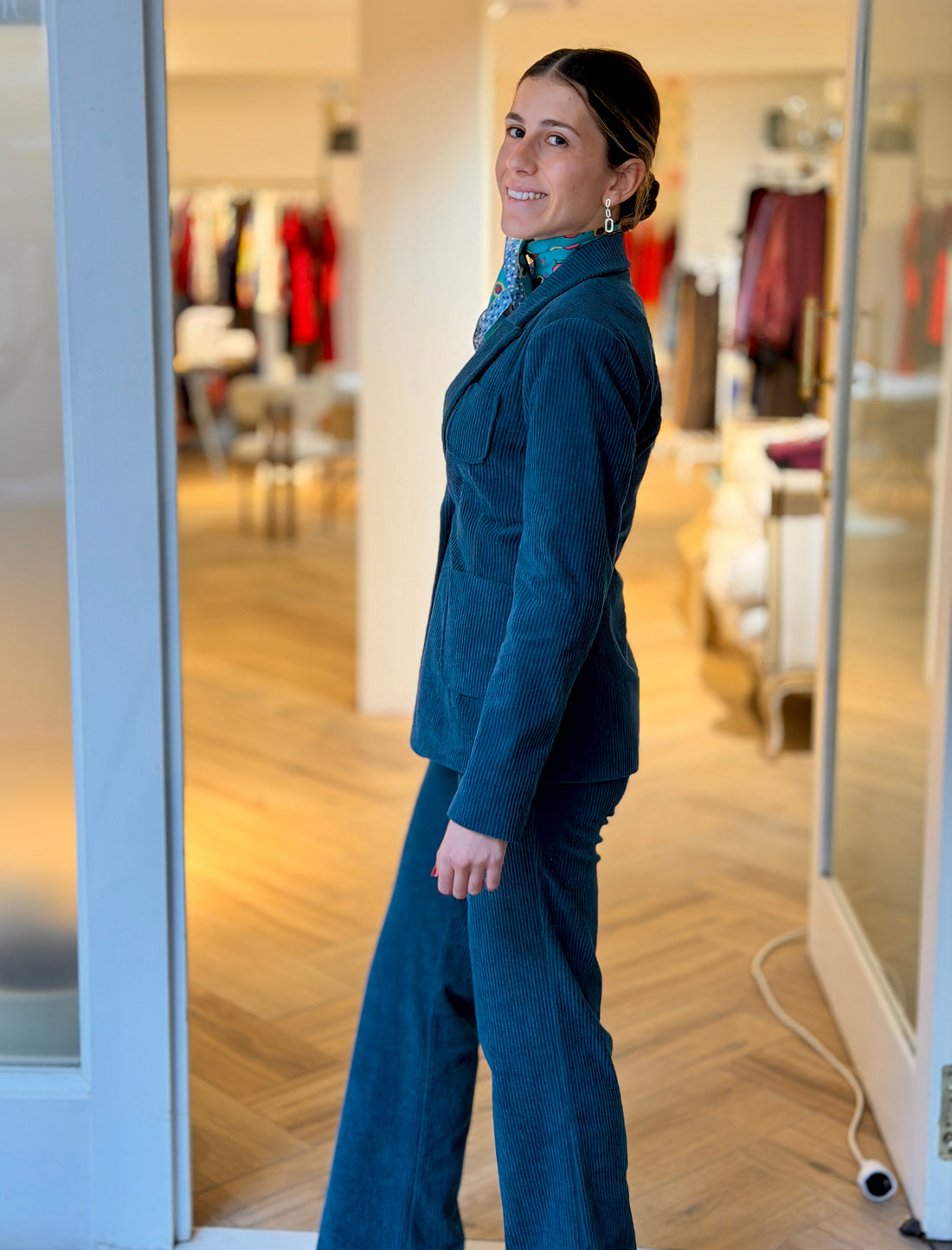 Total look chaqueta y pantalón de pana azul