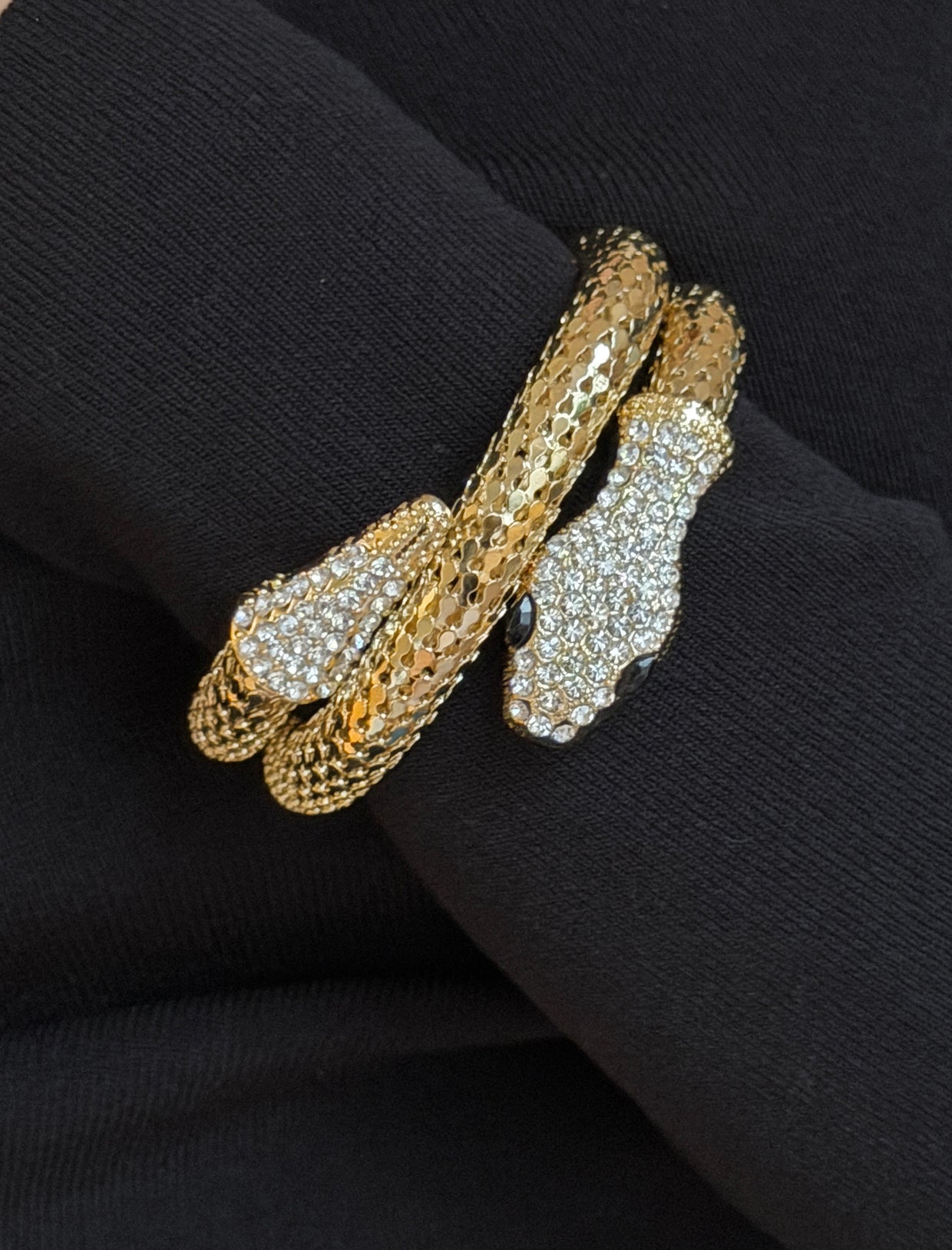 Brazalete dorado combinado con pantalón beige