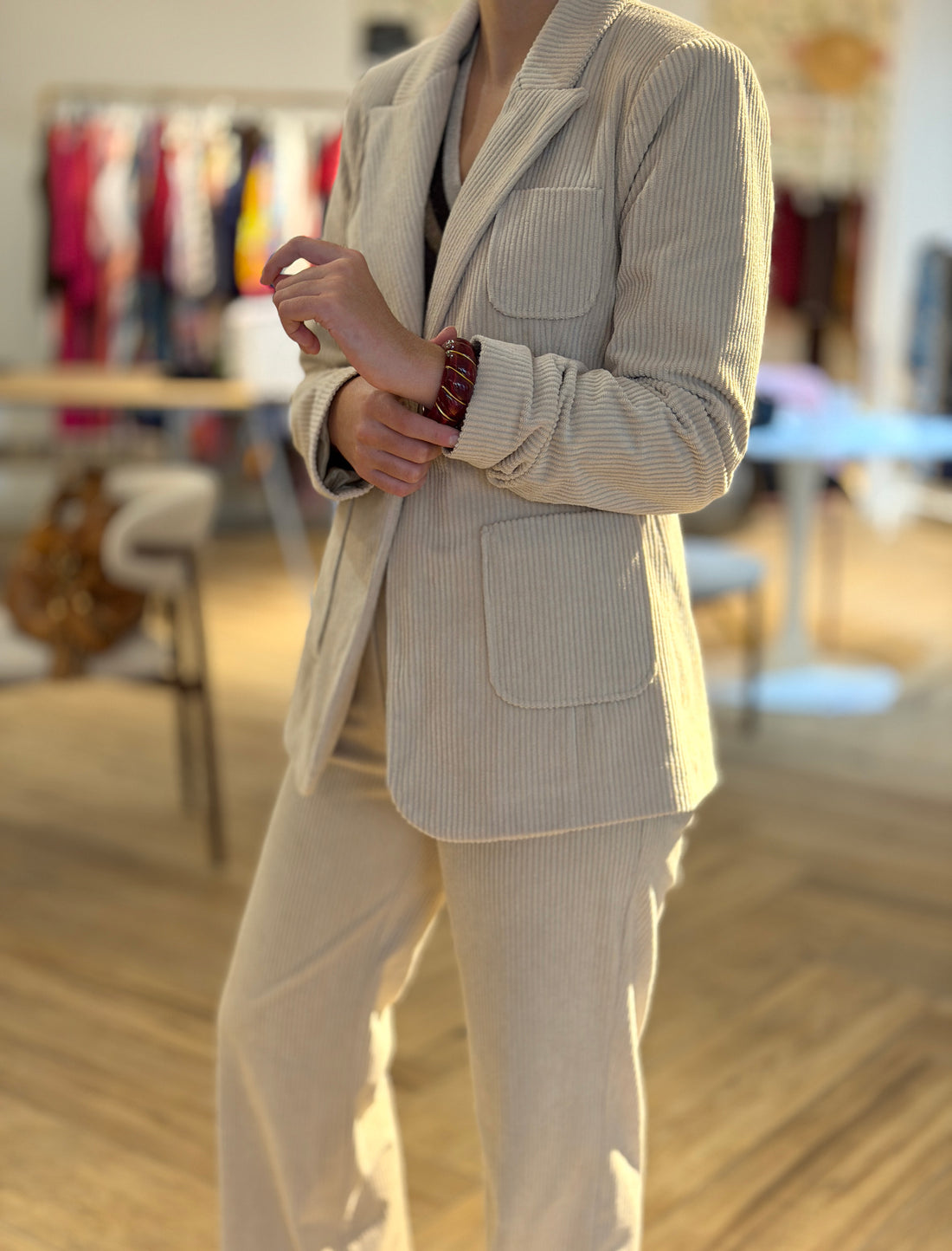 Total look chaqueta y pantalón de pana beig