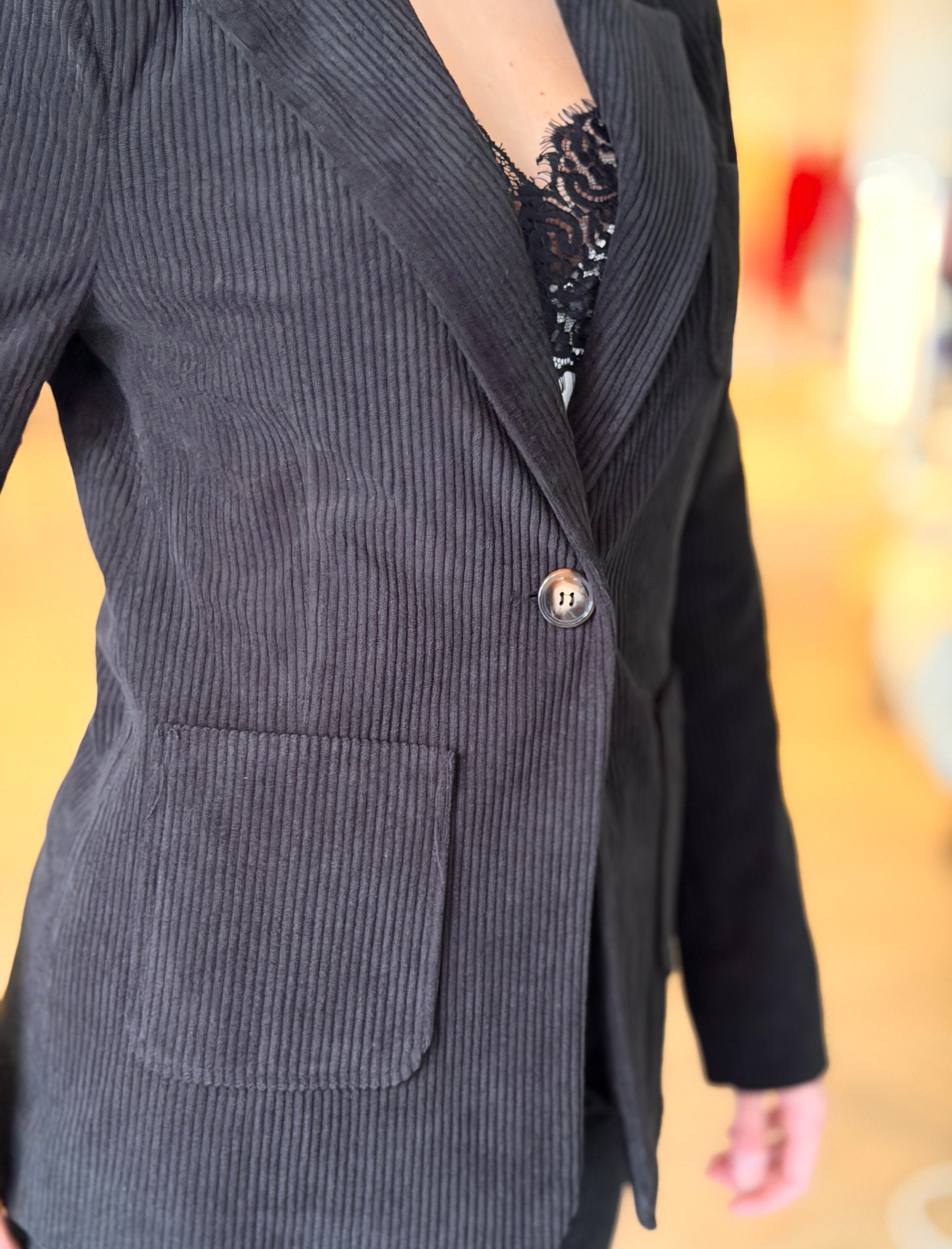 Total look chaqueta y pantalón de pana negro