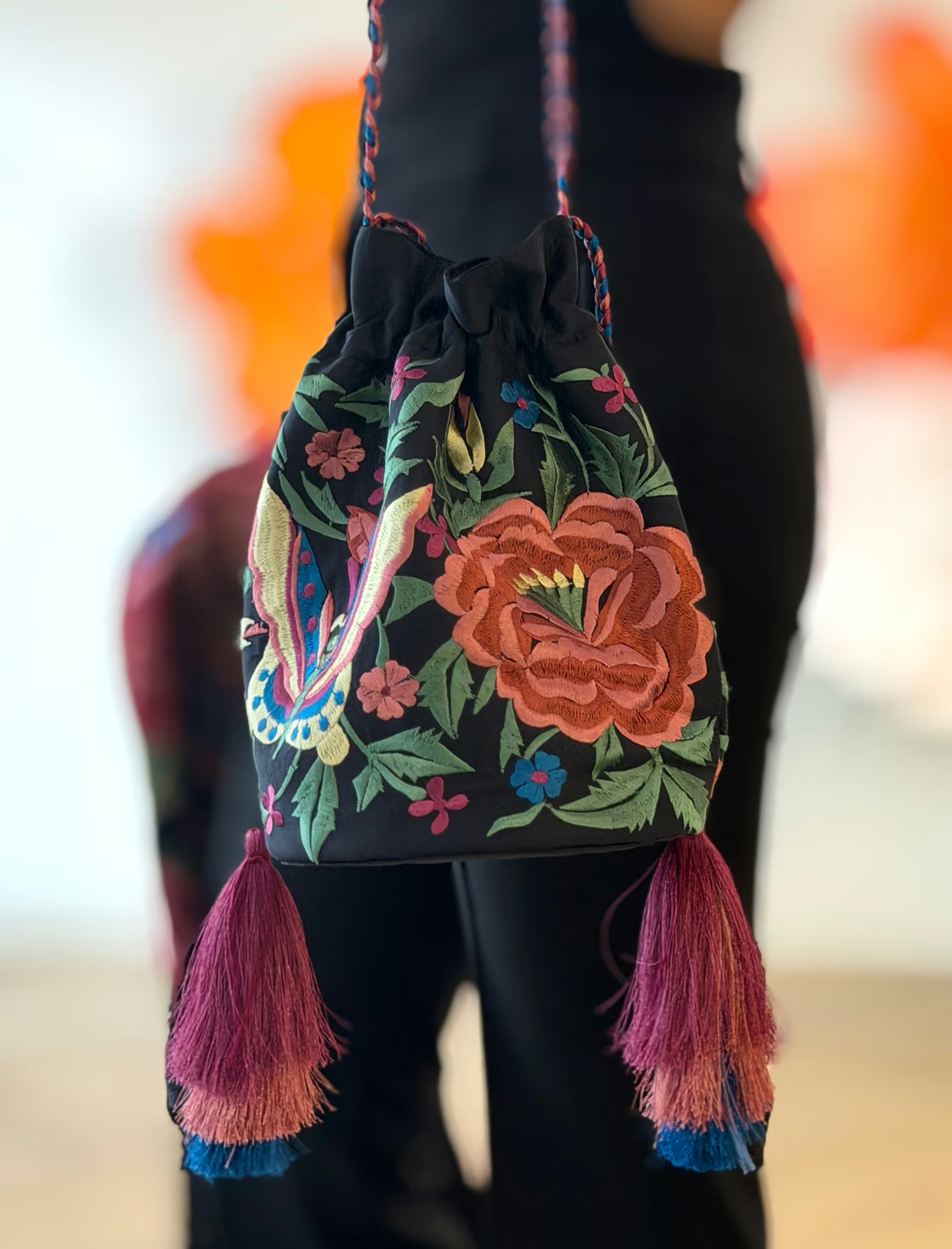 Bolso pochette seda bordada negro