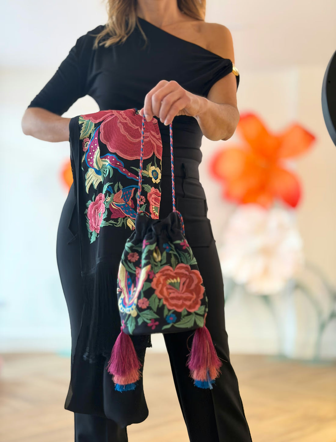 Bolso pochette seda bordada negro