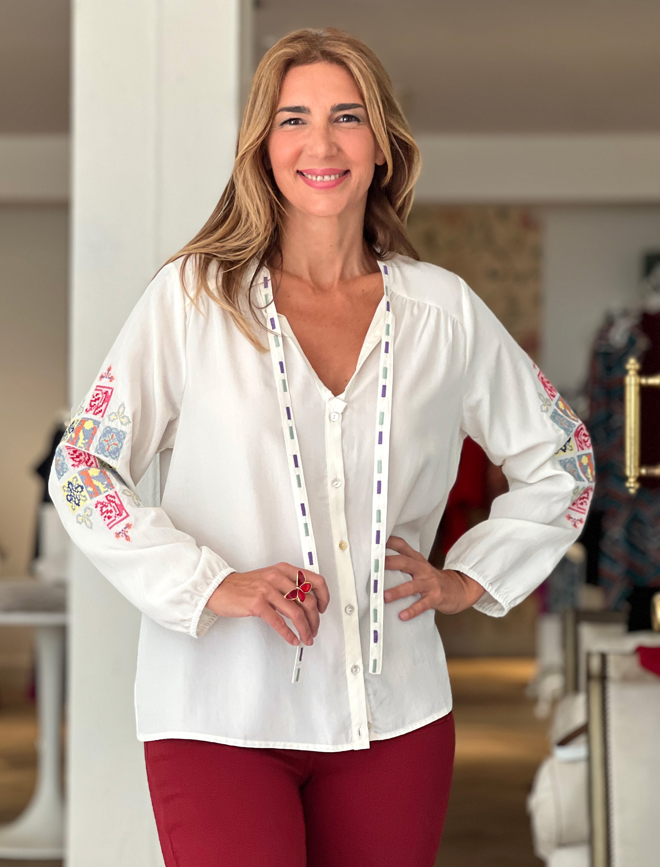 Camisa bordada punto de cruz beige