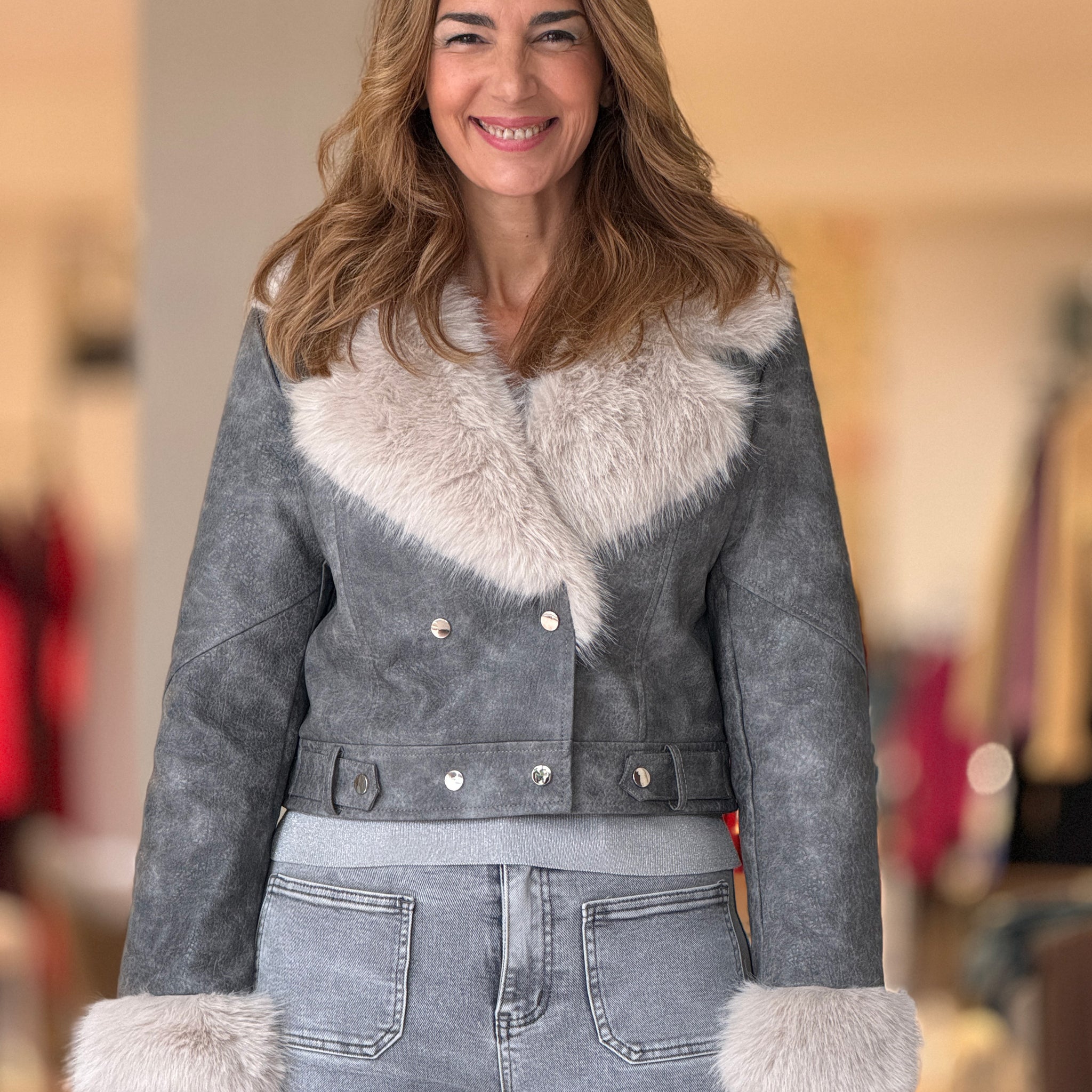 Chaqueta cuello pelo gris chic