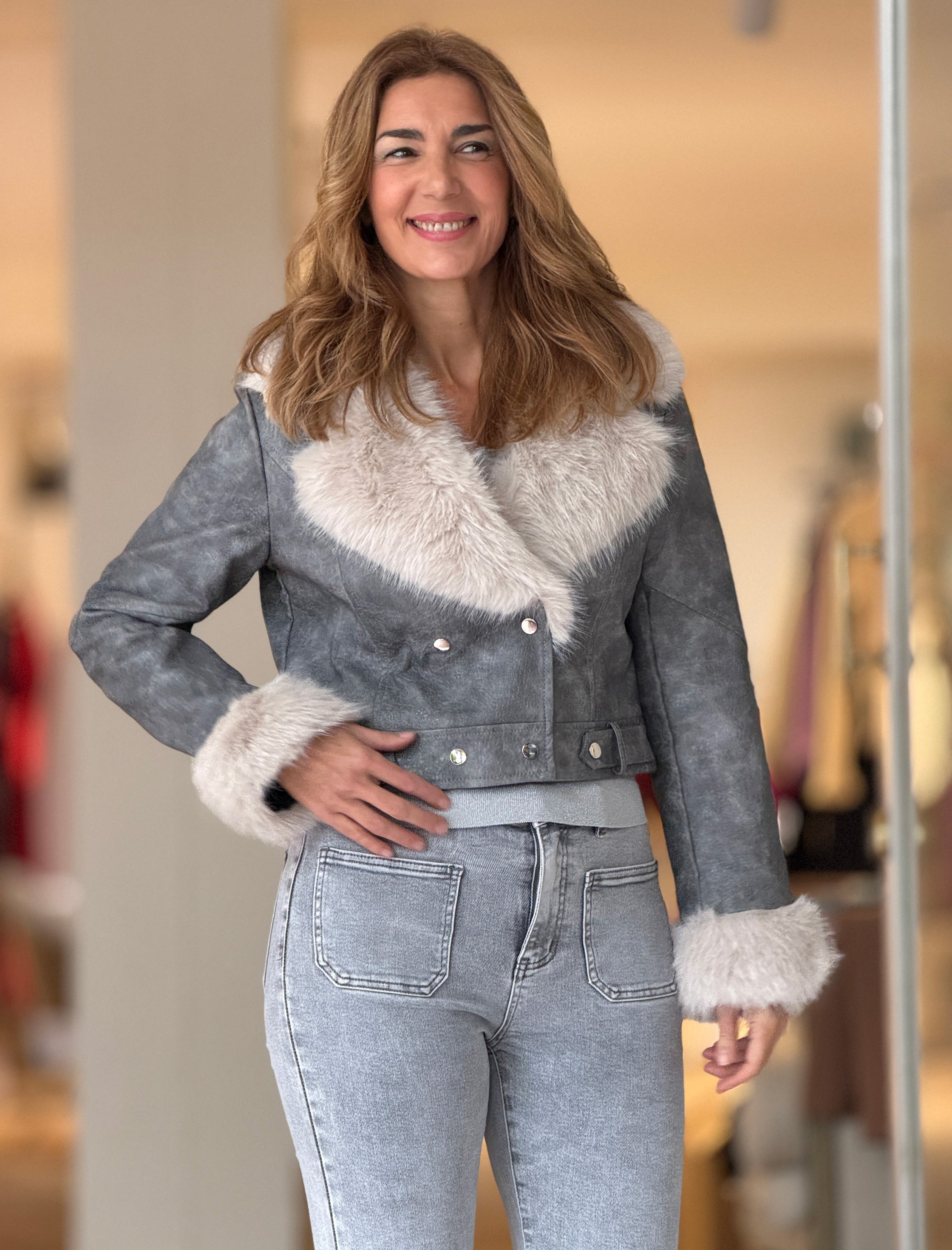 Chaqueta cuello pelo gris chic