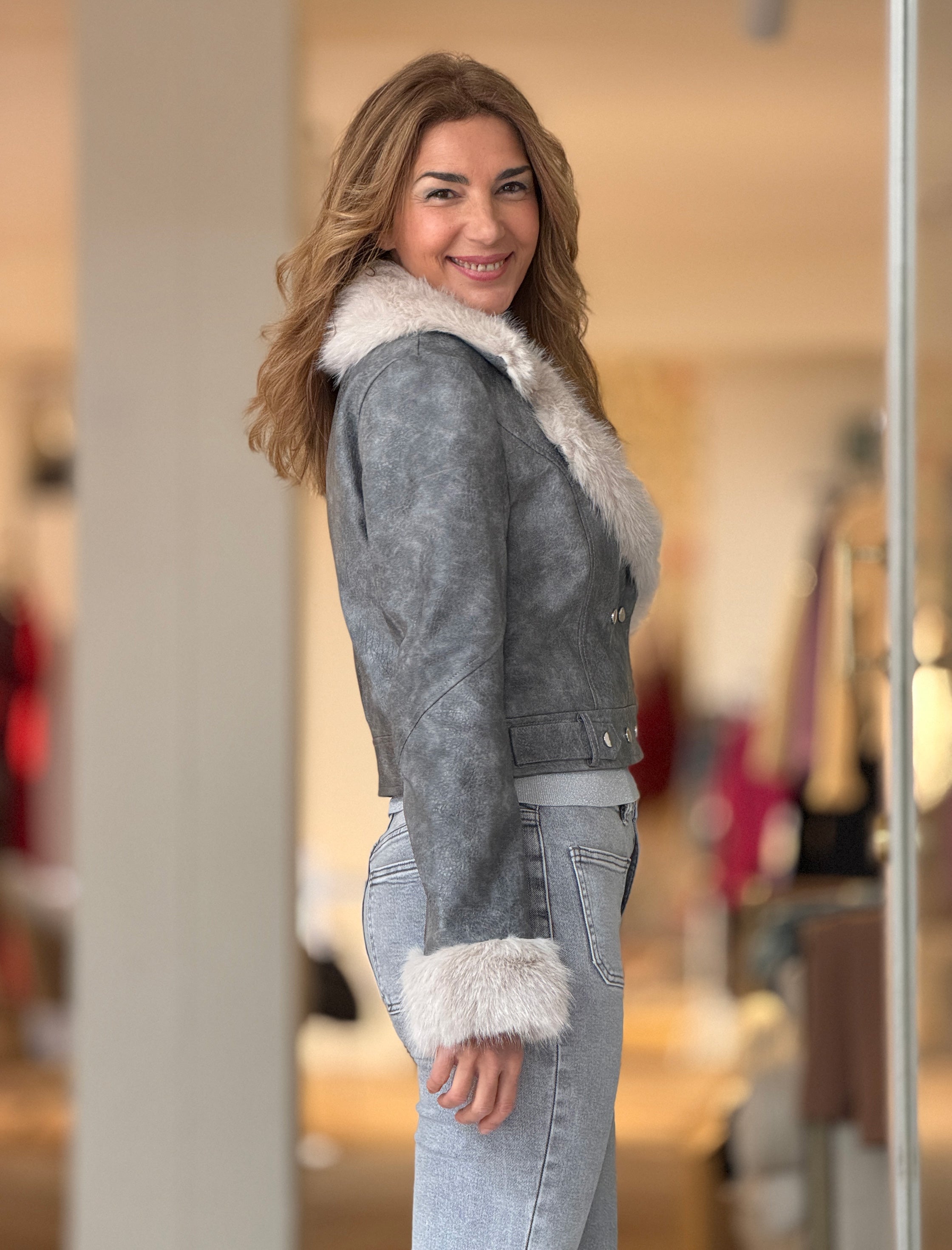 Chaqueta cuello pelo gris chic