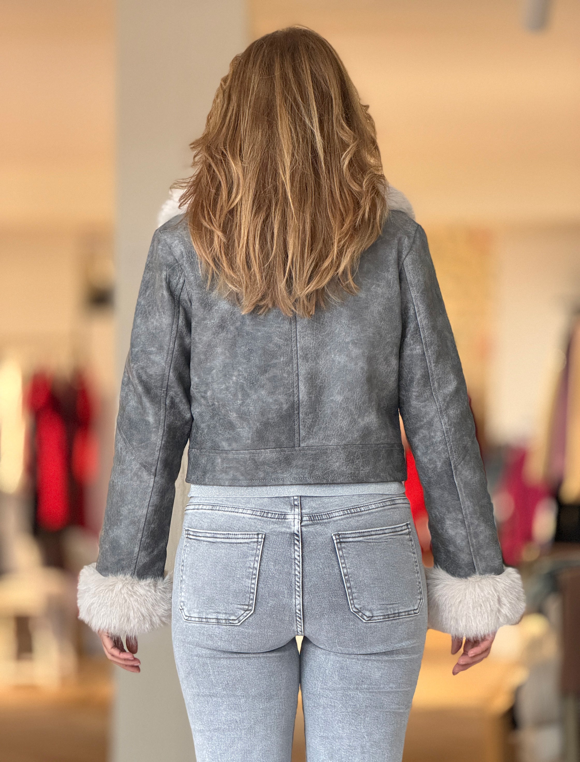 Pantalón vaquero gris bolsillos