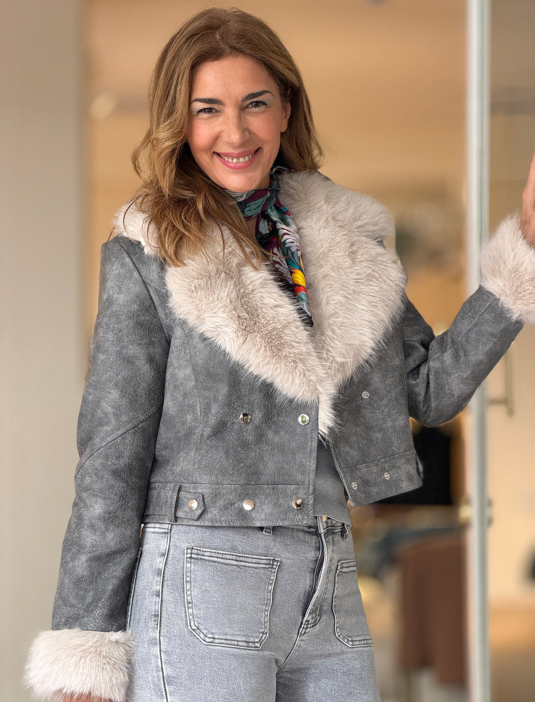 Chaqueta cuello pelo gris chic