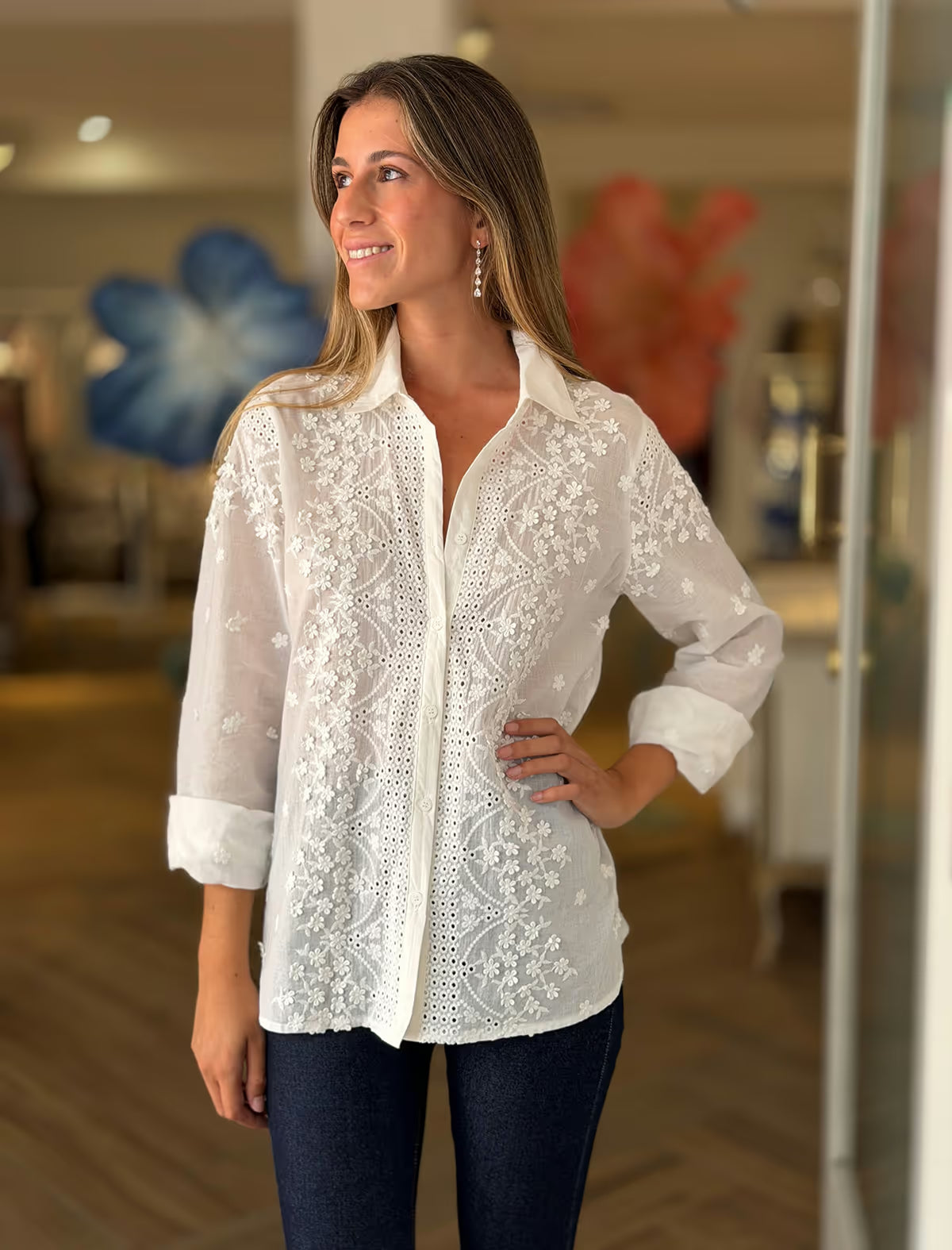 Camisa blanca de mujer preciosa de encajes