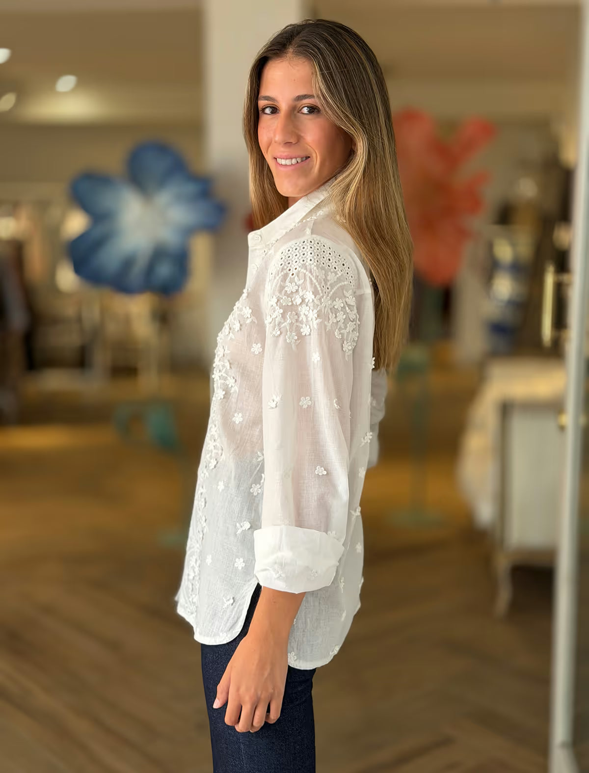 Camisa blanca de mujer preciosa de encajes
