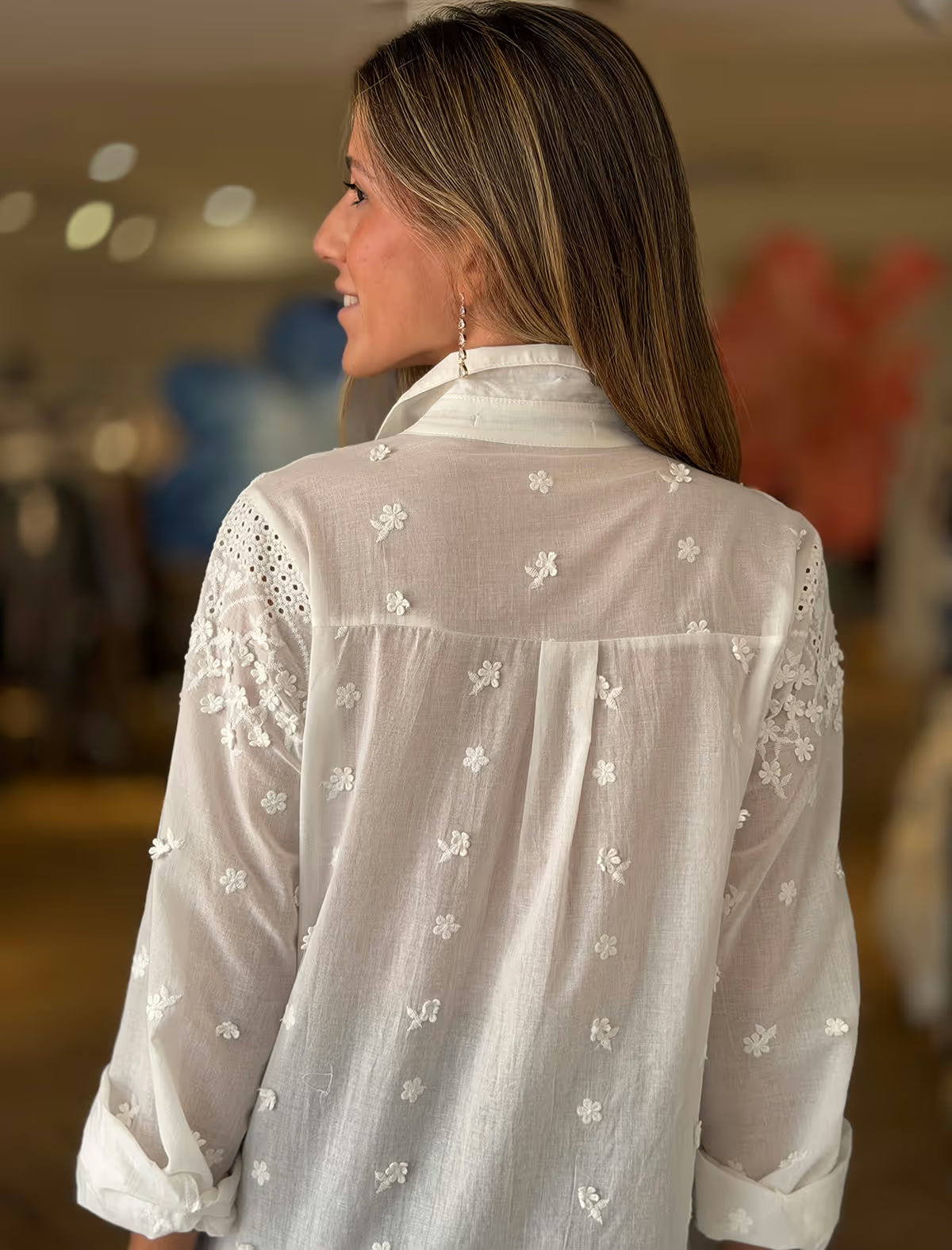 Camisa blanca de mujer preciosa de encajes