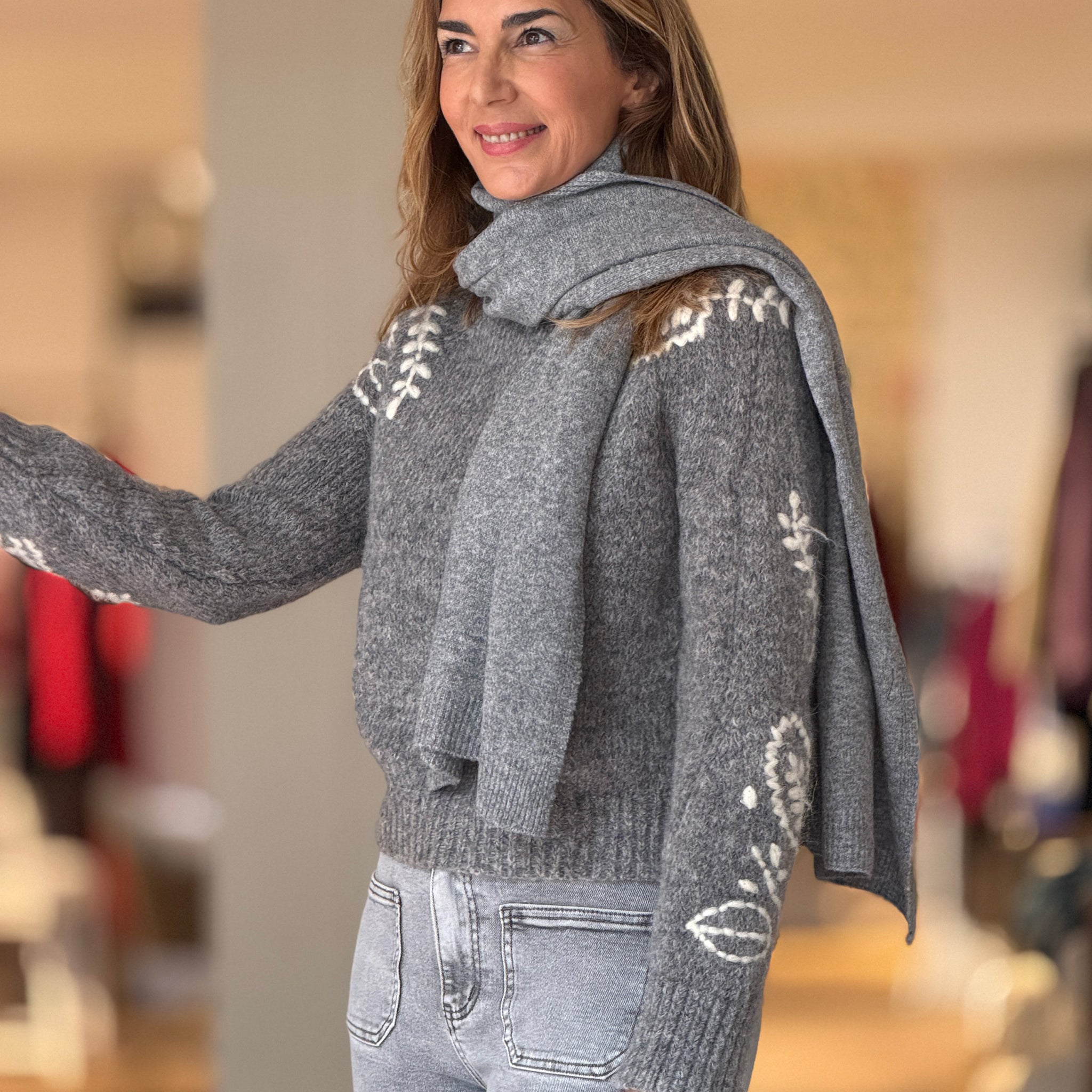 Bufanda gris de punto suave