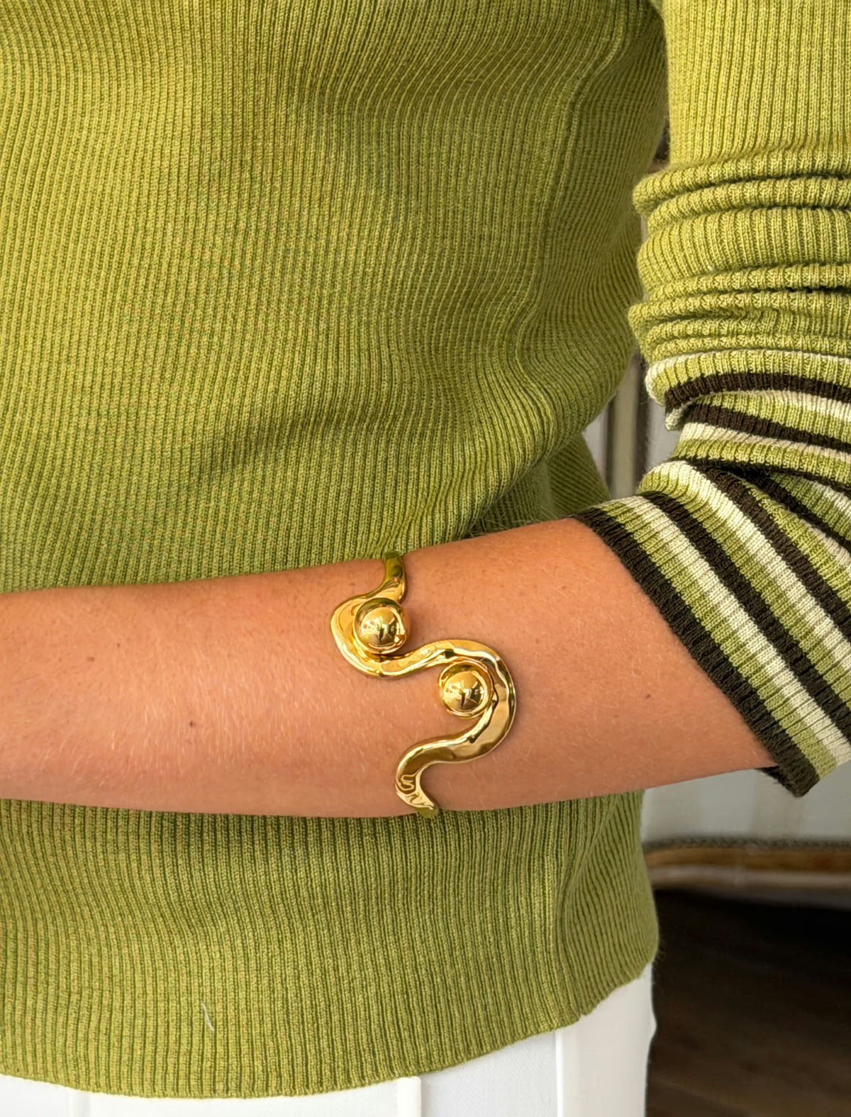 Chic curves bracelet