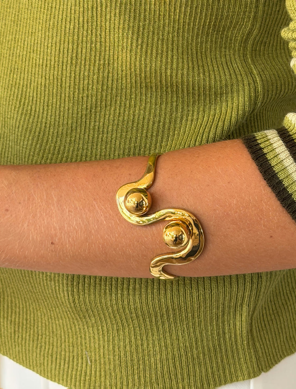 Chic curves bracelet