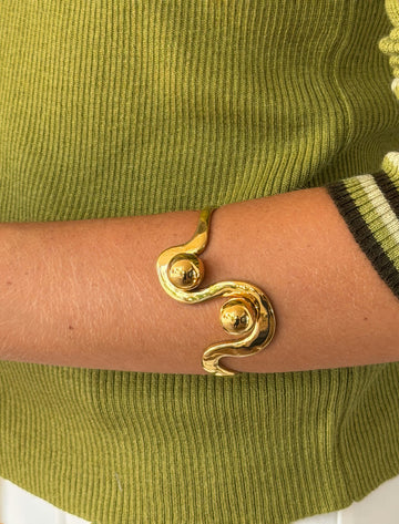 Chic curves bracelet