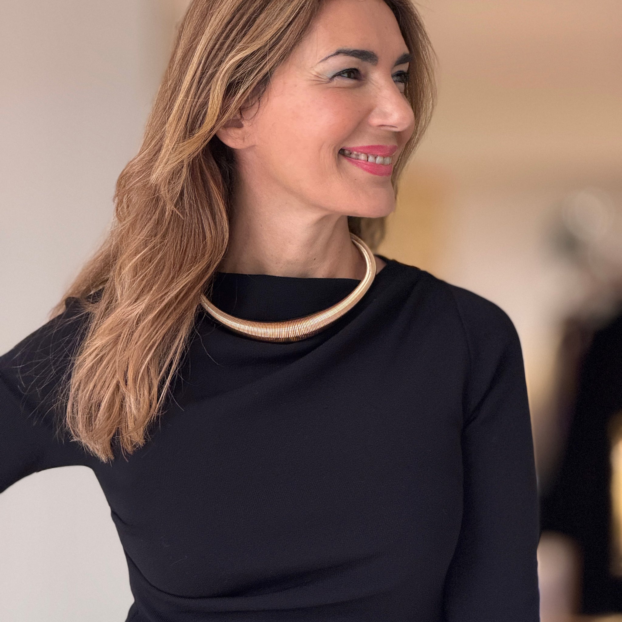 Gargantilla metálica estilo dorada