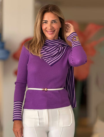Jersey berenjena de punto fino con cuello foulard y puños de rayas