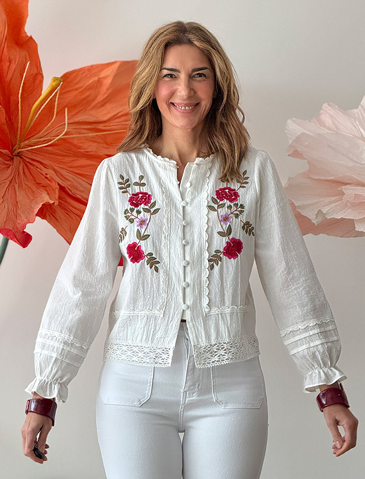 White shirt with floral embroidery for women | Nuria Cobo