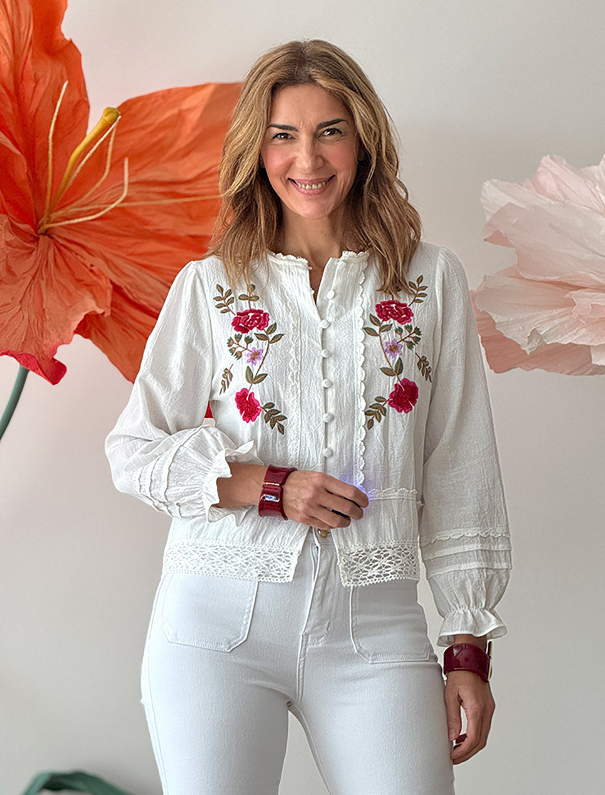 Camisa blanca con bordados floral