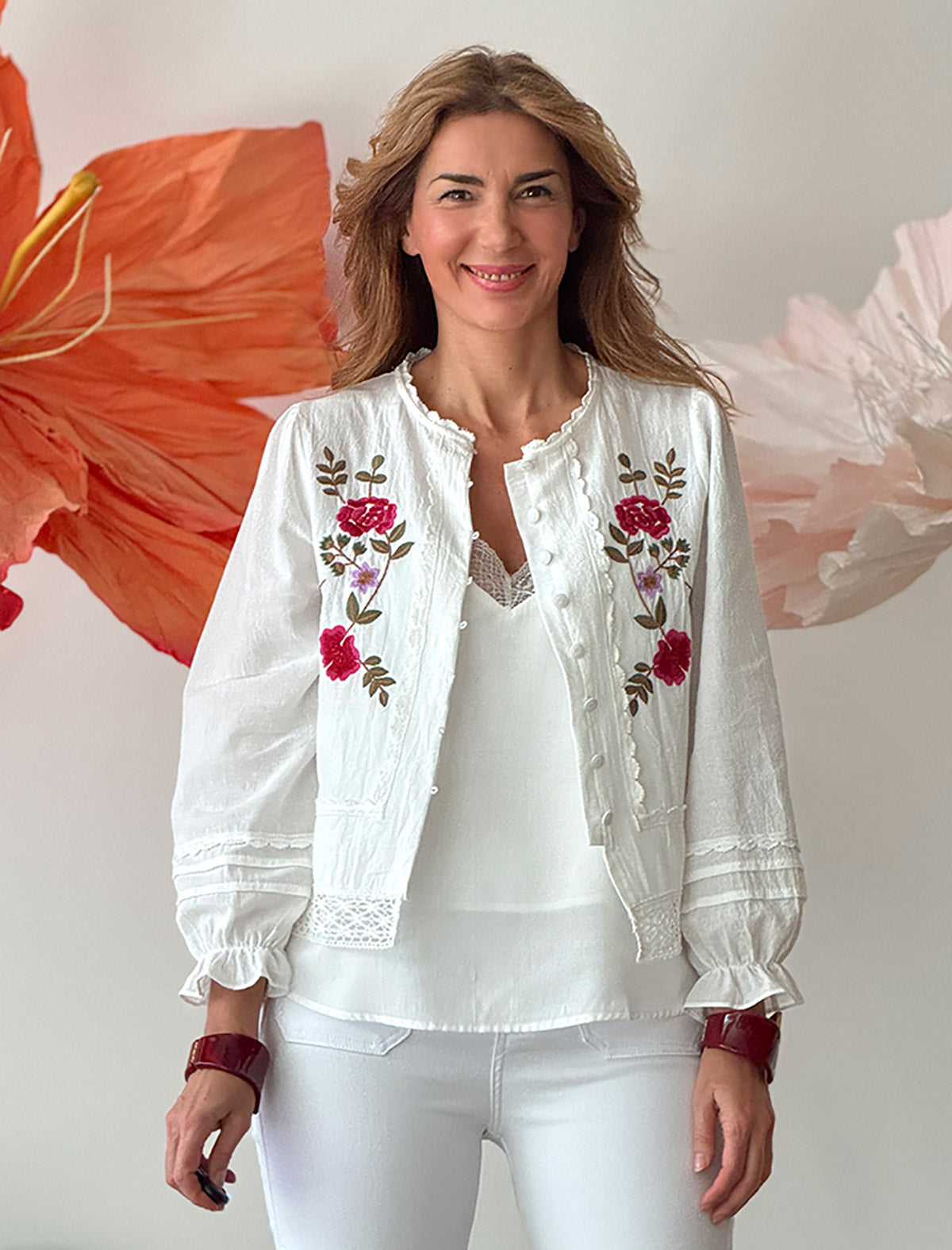 Camisa blanca con bordados floral