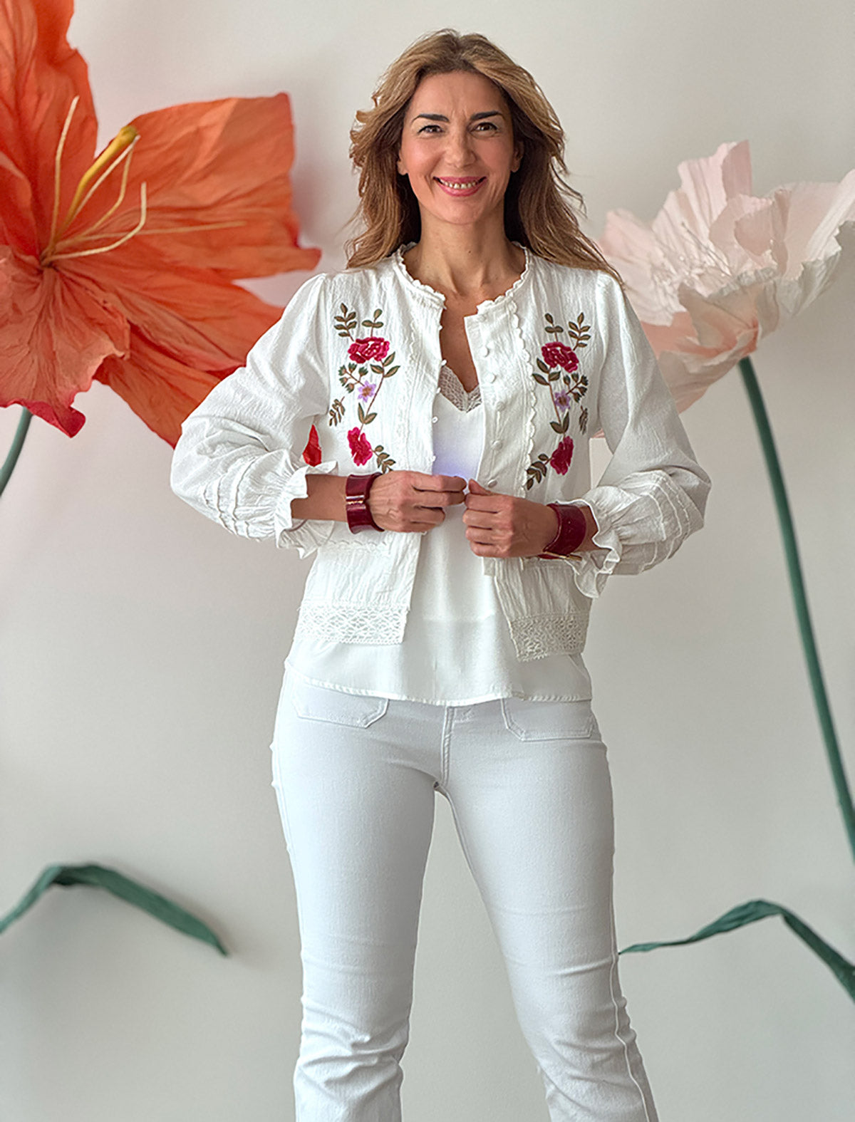 Camisa blanca con bordados floral