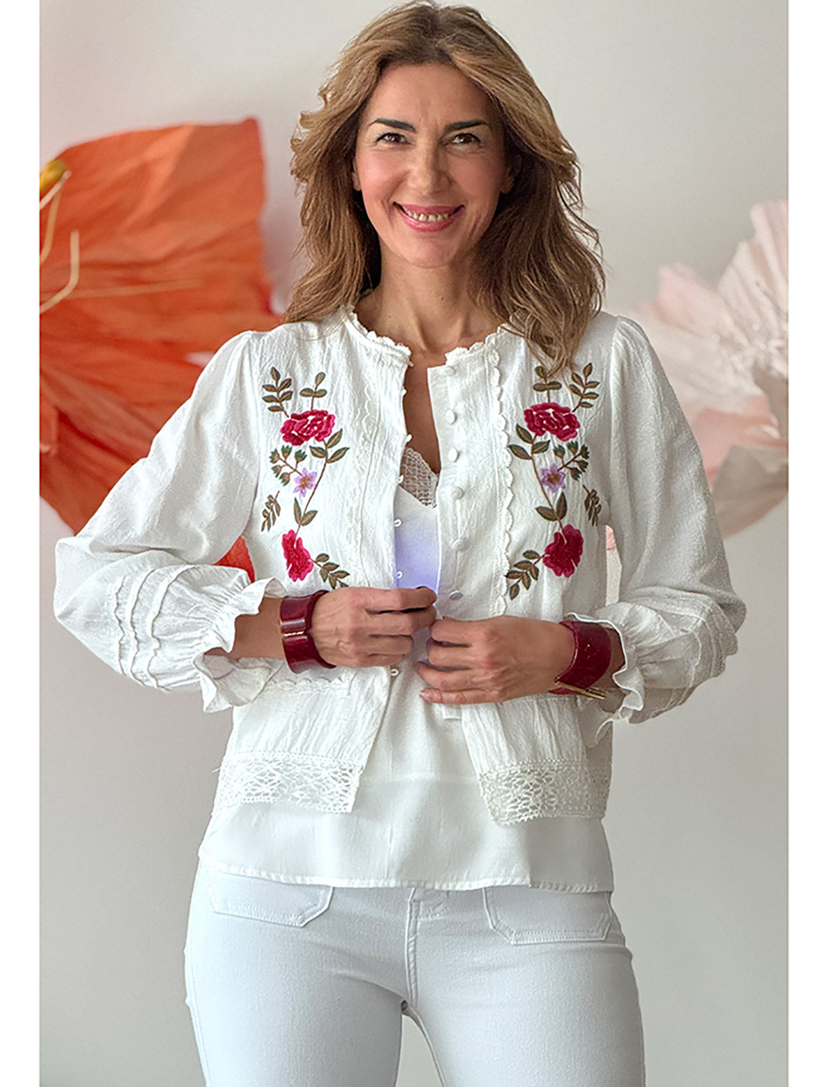 Camisa blanca con bordados floral