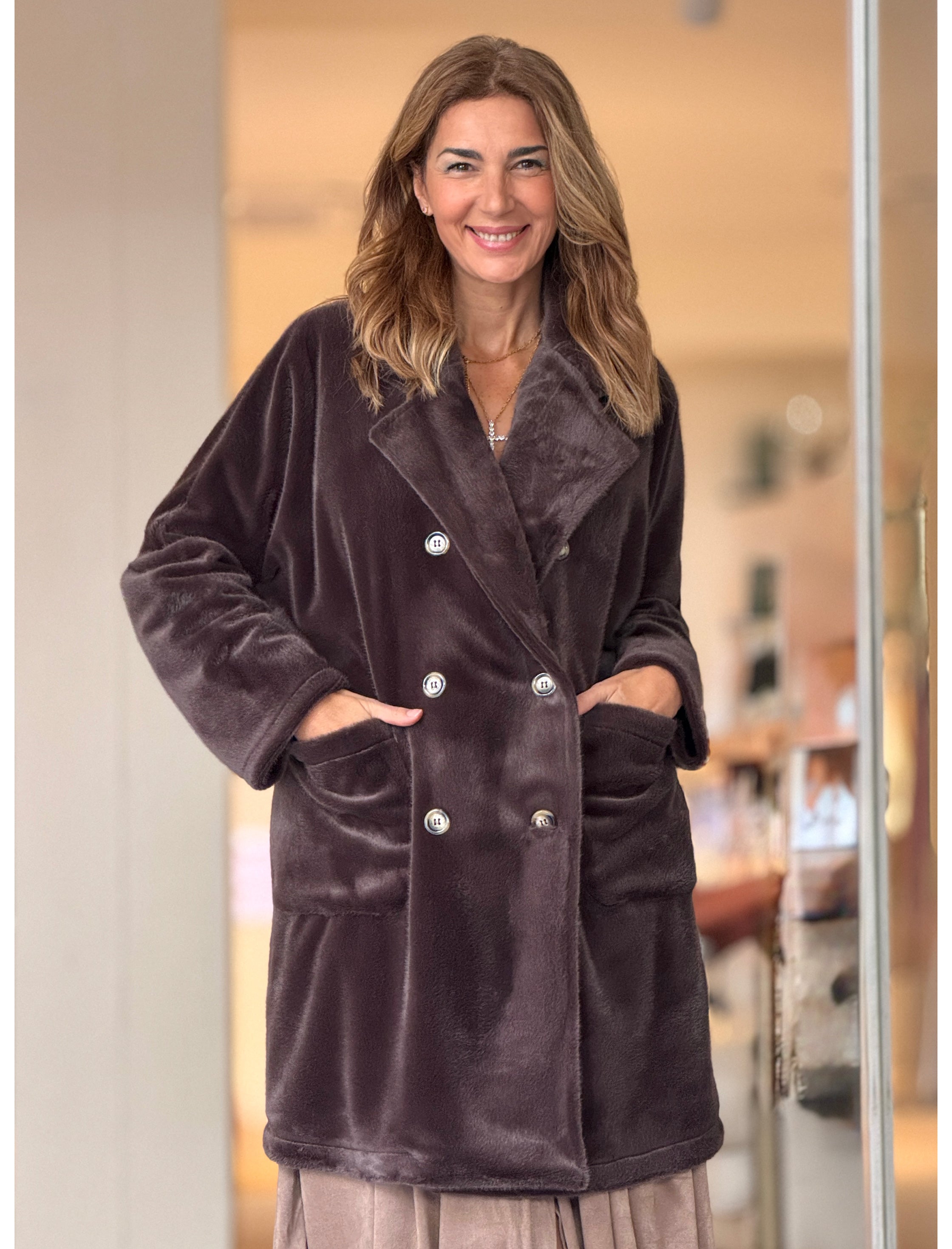 Abrigo de pelo suave marrón chocolate