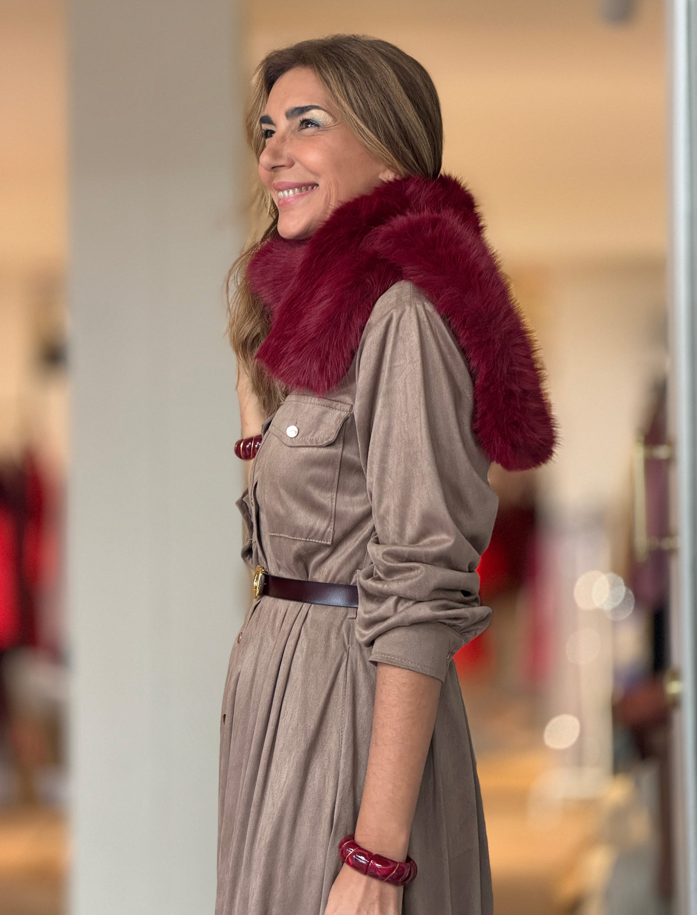 Cuello de pelo suave burdeos