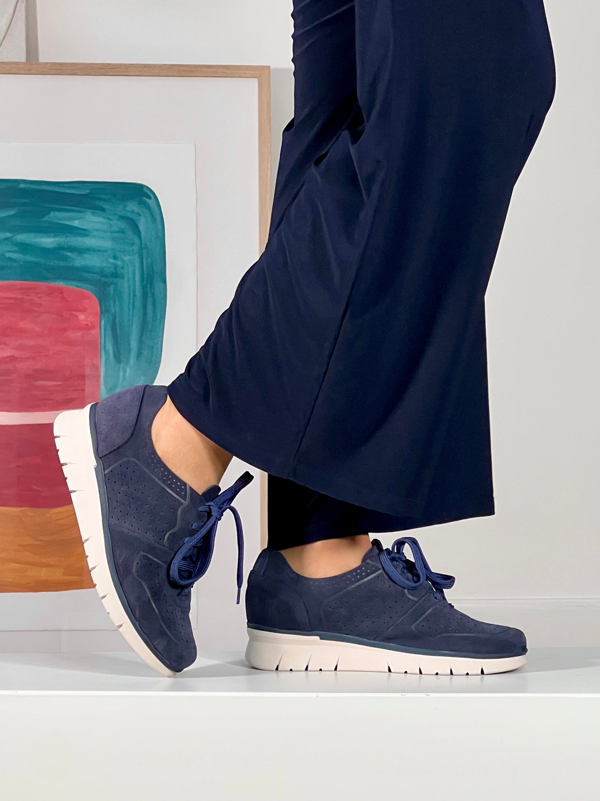 Zapato deportivo en piel ante color marino con cuña de 4 cm y piso de goma ultraligero, parte de la colección sport de Nuria Cobo.JPG