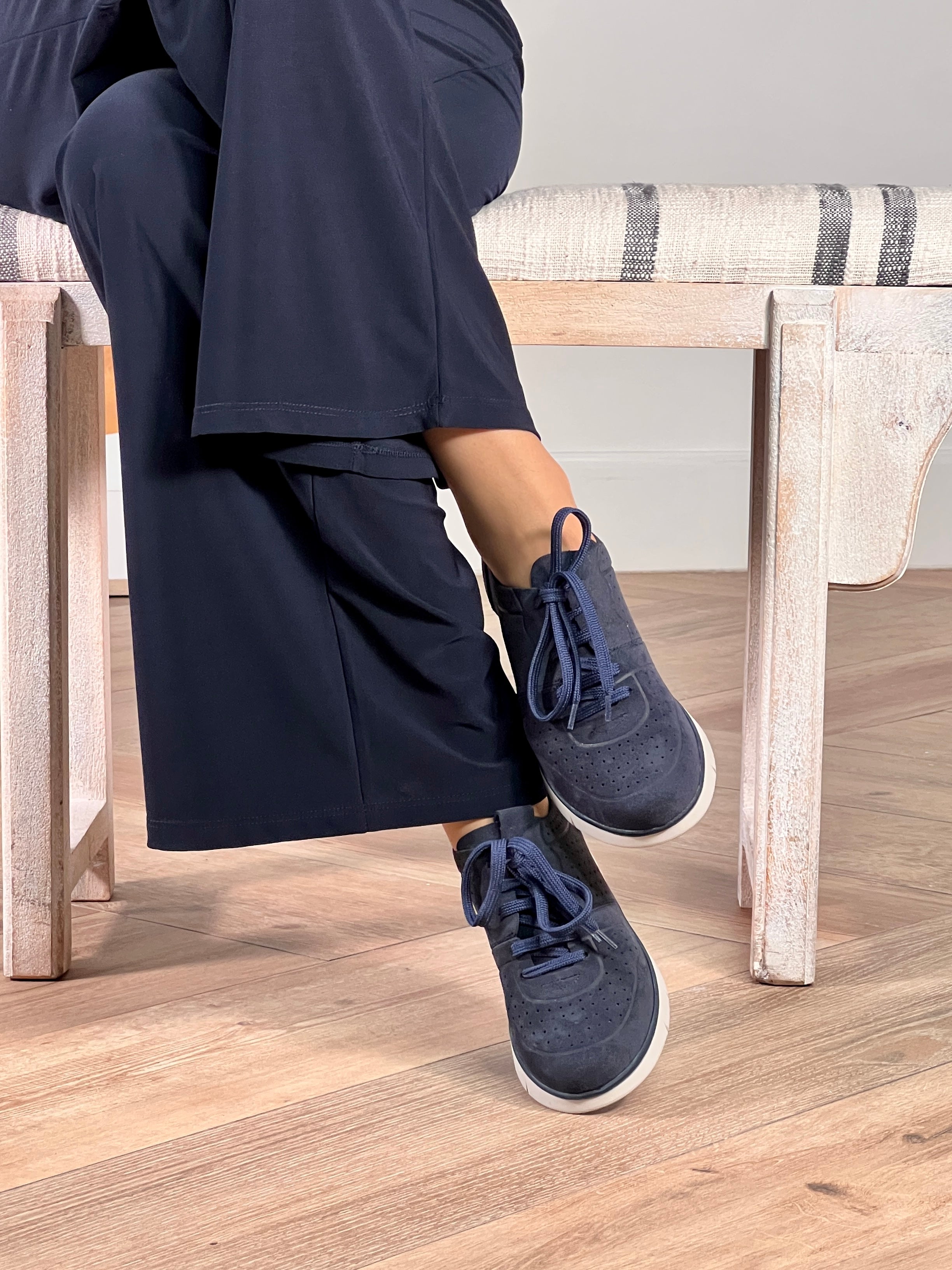 Zapato deportivo en piel ante color marino con cuña de 4 cm y piso de goma ultraligero, parte de la colección sport de Nuria Cobo.JPG