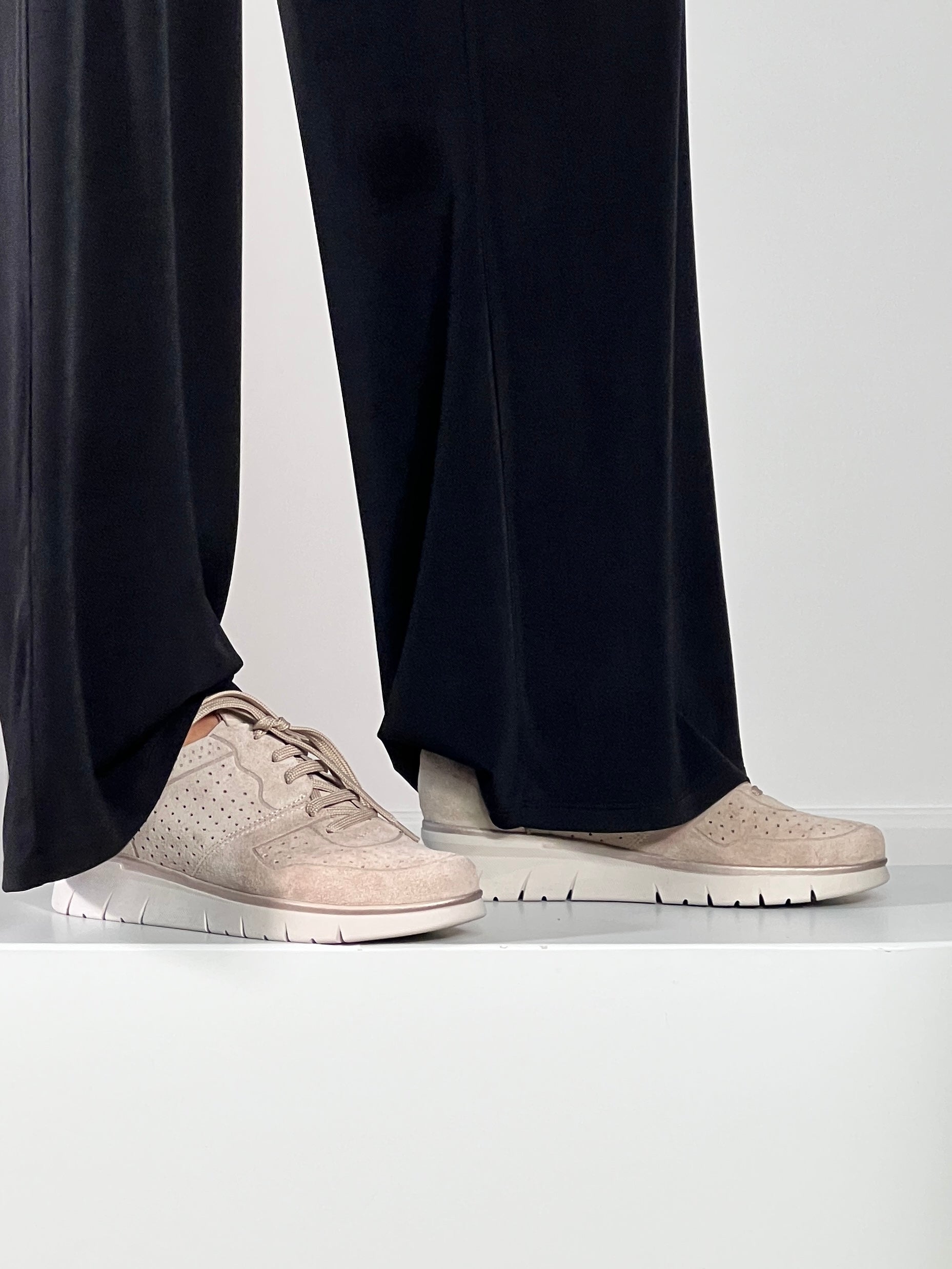 Zapato deportivo color camel, con diseño chic y acabado de alta calidad para un estilo casual y cómodo.JPG