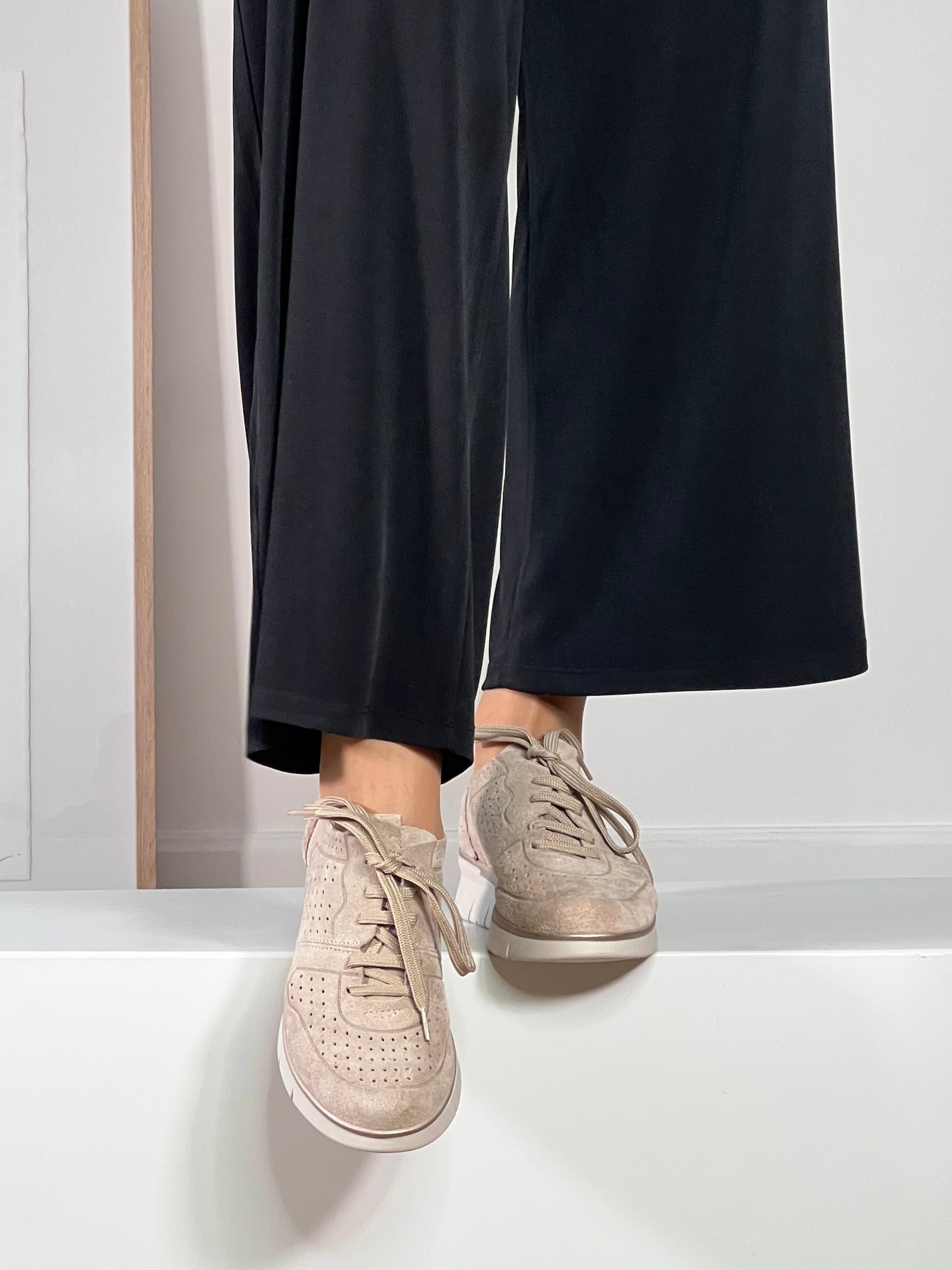 Zapato deportivo color camel, con diseño chic y acabado de alta calidad para un estilo casual y cómodo.JPG