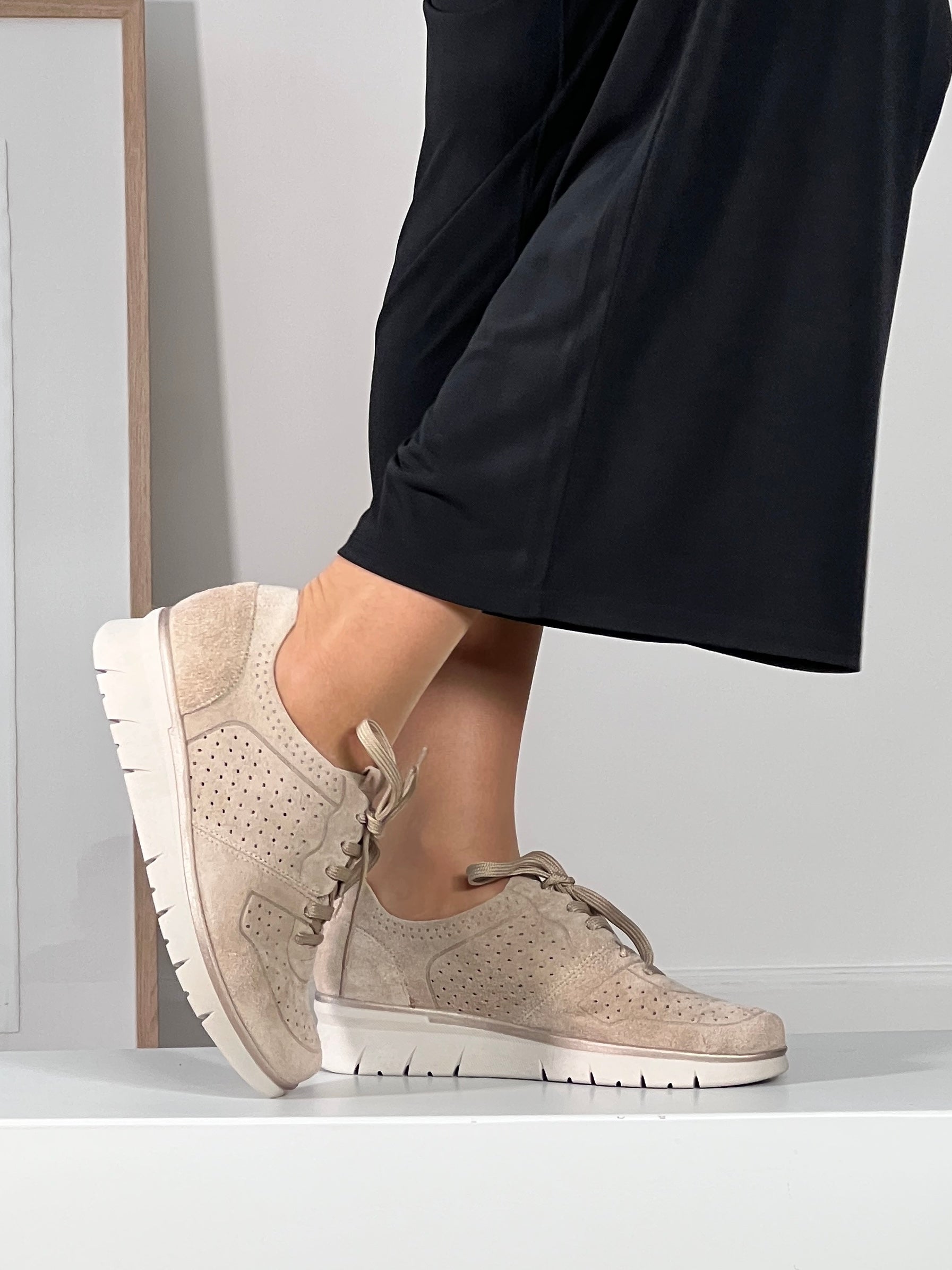 Zapato deportivo color camel, con diseño chic y acabado de alta calidad para un estilo casual y cómodo.JPG