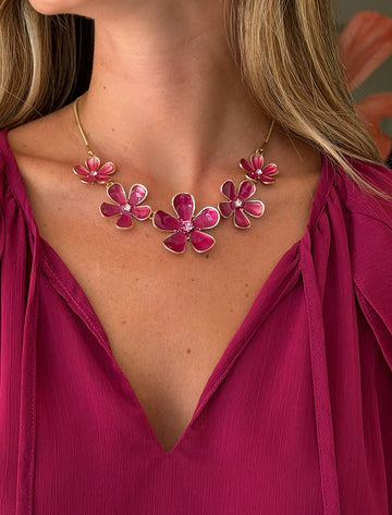 Collar de flores rosa fresa
