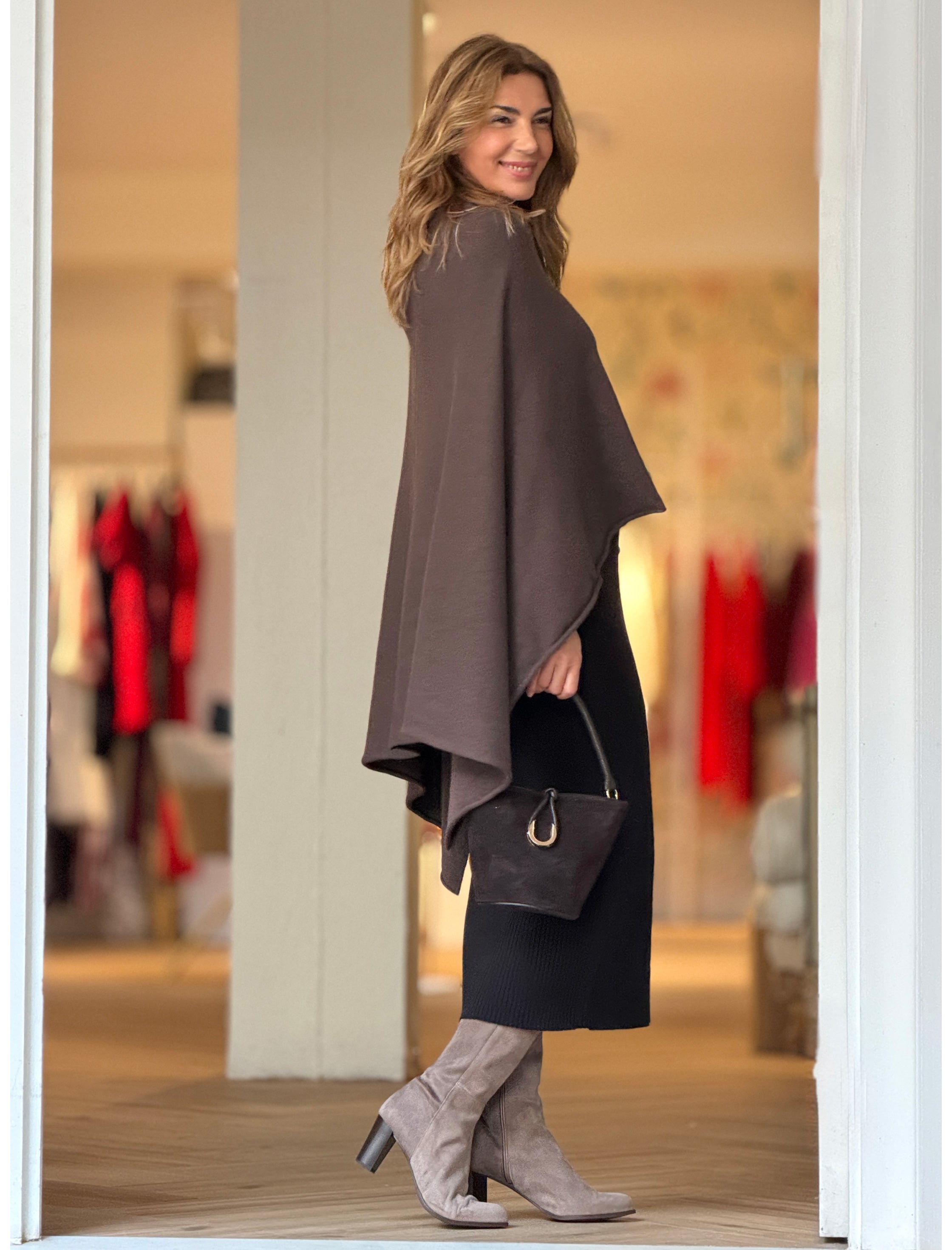 Capa de punto marrón chocolate