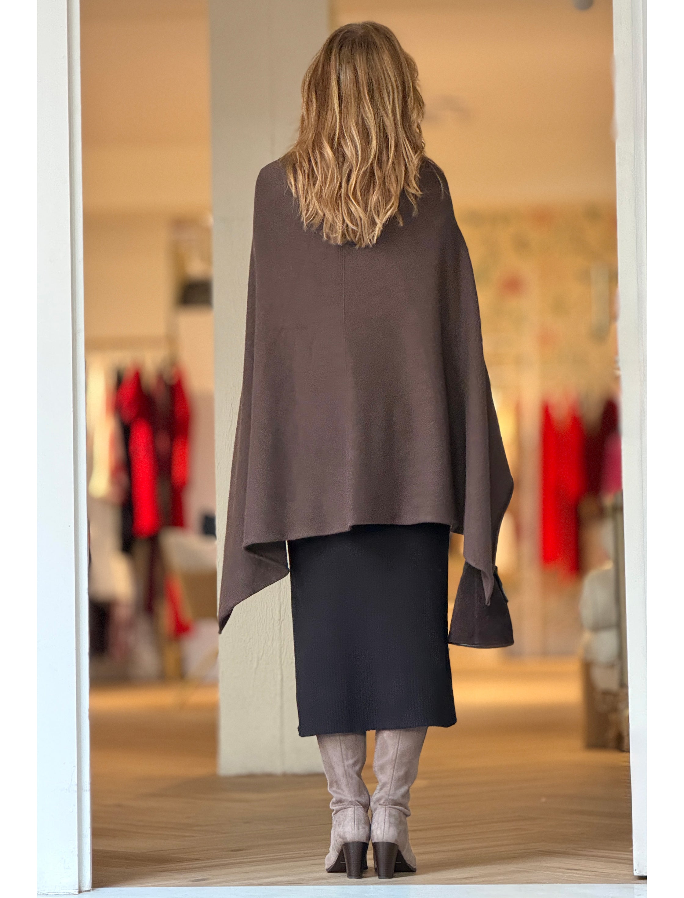 Capa de punto marrón chocolate