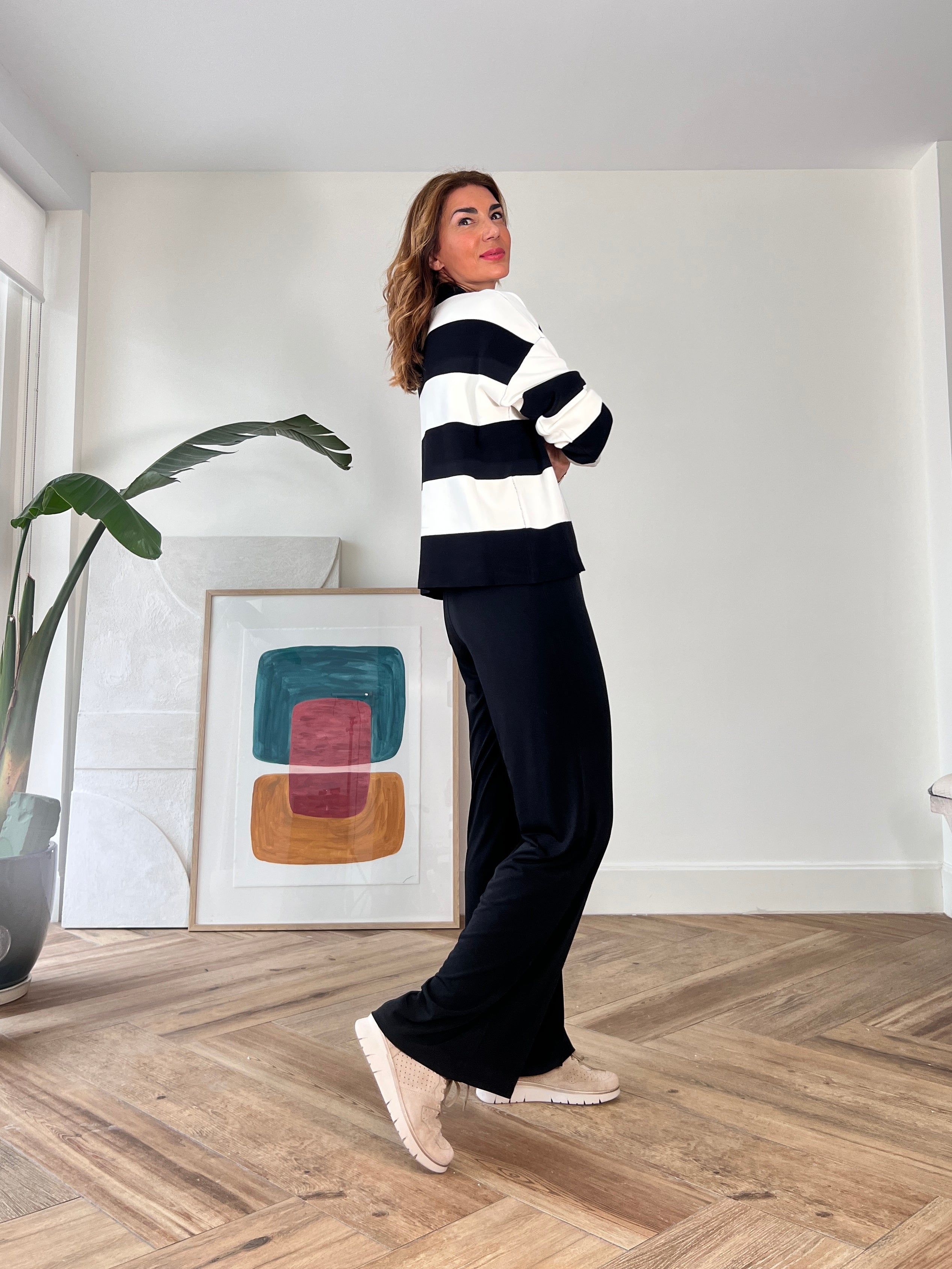Jersey de rayas en colores elegantes, ideal para cualquier ocasión, con tejido suave y cómodo.JPG
