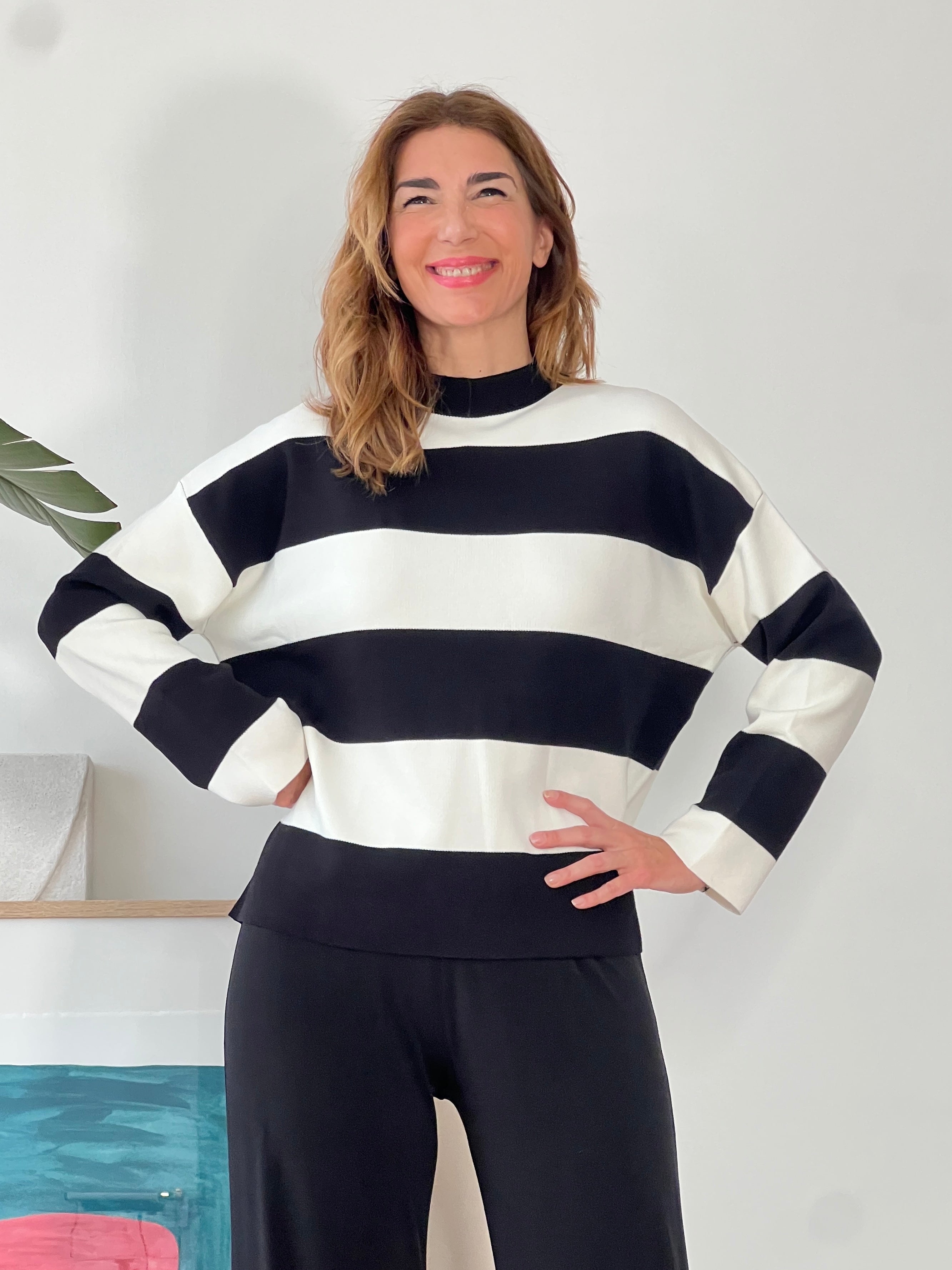 Jersey de rayas en colores elegantes, ideal para cualquier ocasión, con tejido suave y cómodo.JPG