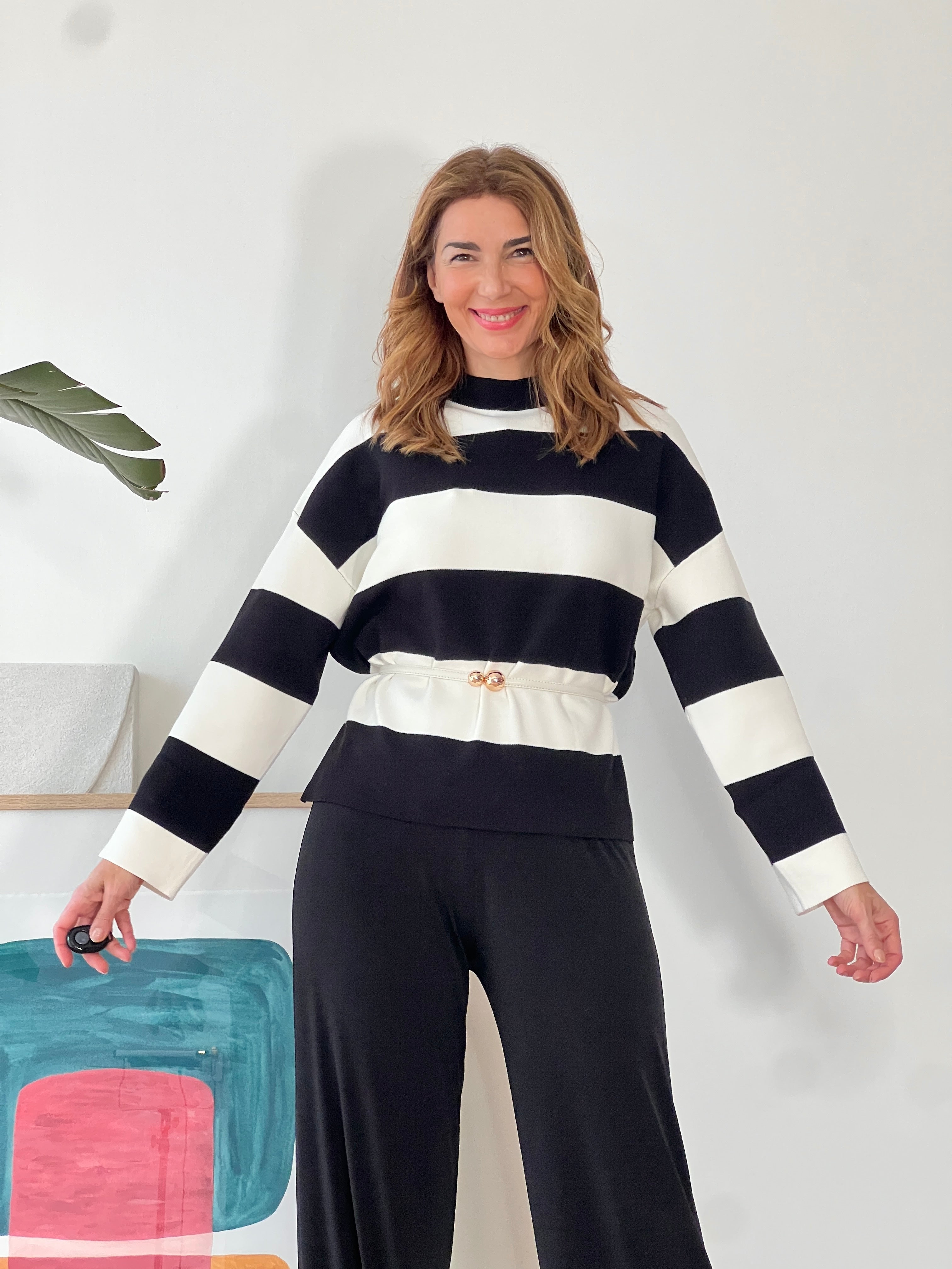 Jersey de rayas en colores elegantes, ideal para cualquier ocasión, con tejido suave y cómodo.JPG