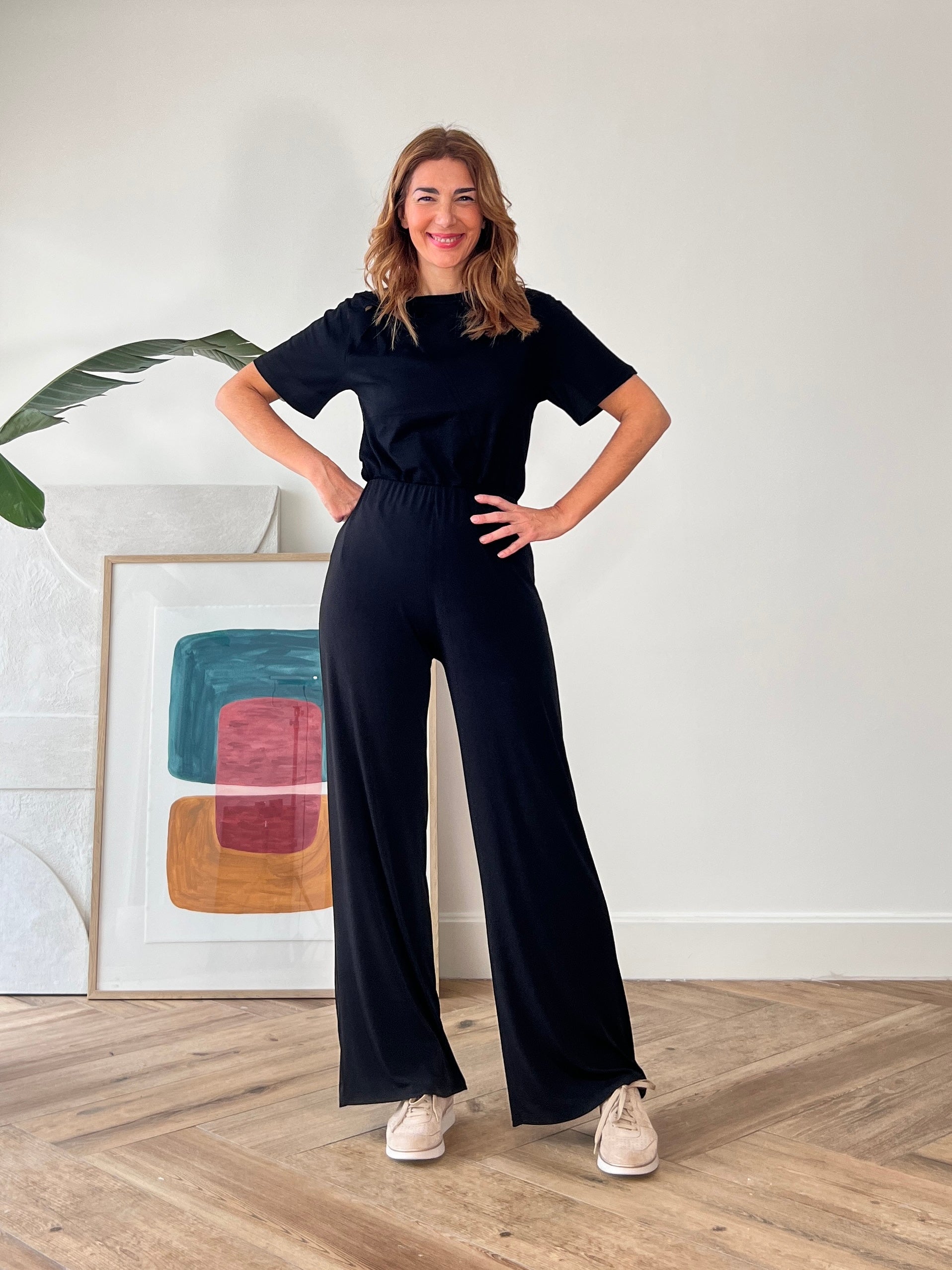 Camiseta chic con detalle de nudo en el lateral, cómoda y estilosa, ideal para looks casuales y modernos.JPG