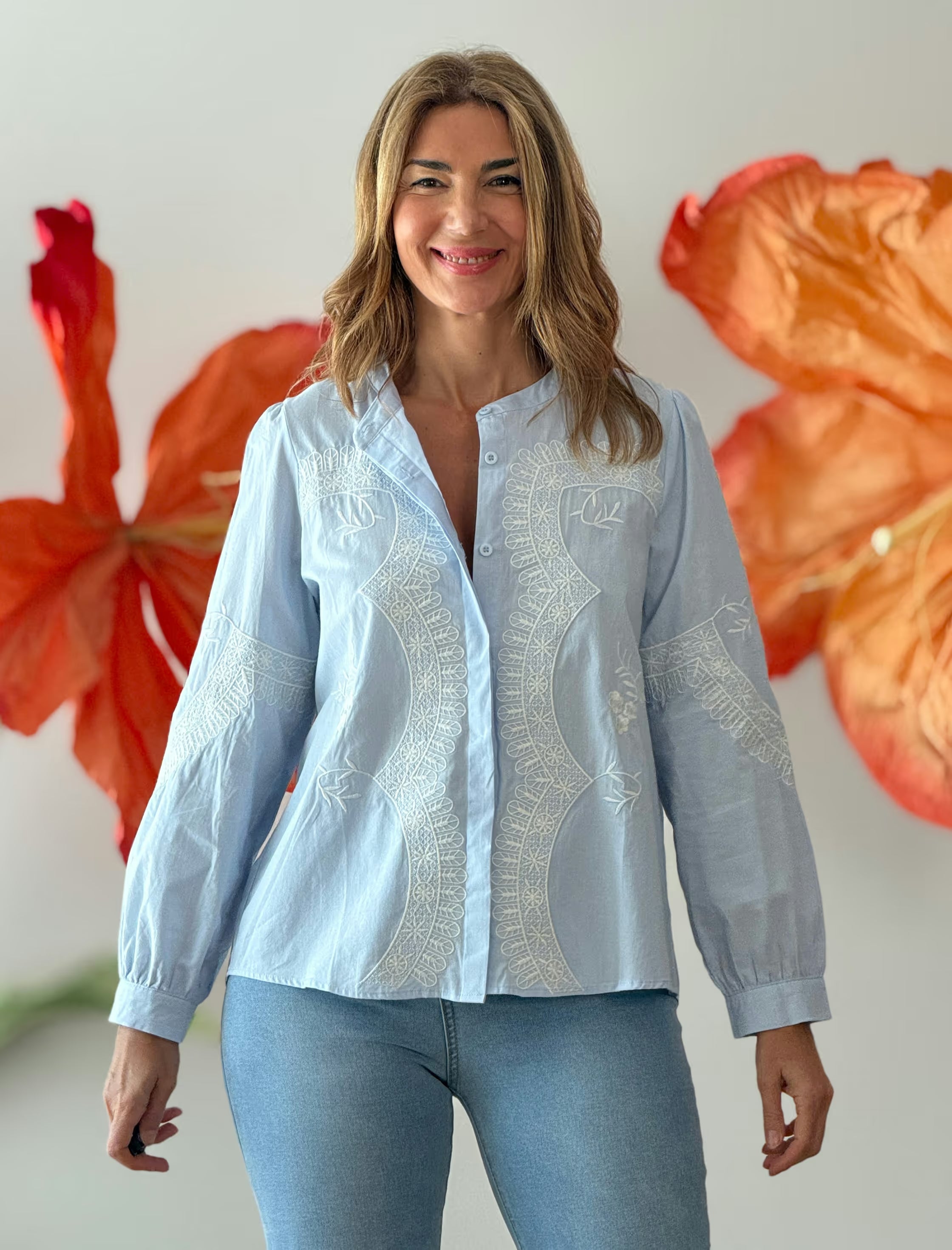 Camisa celeste bordada